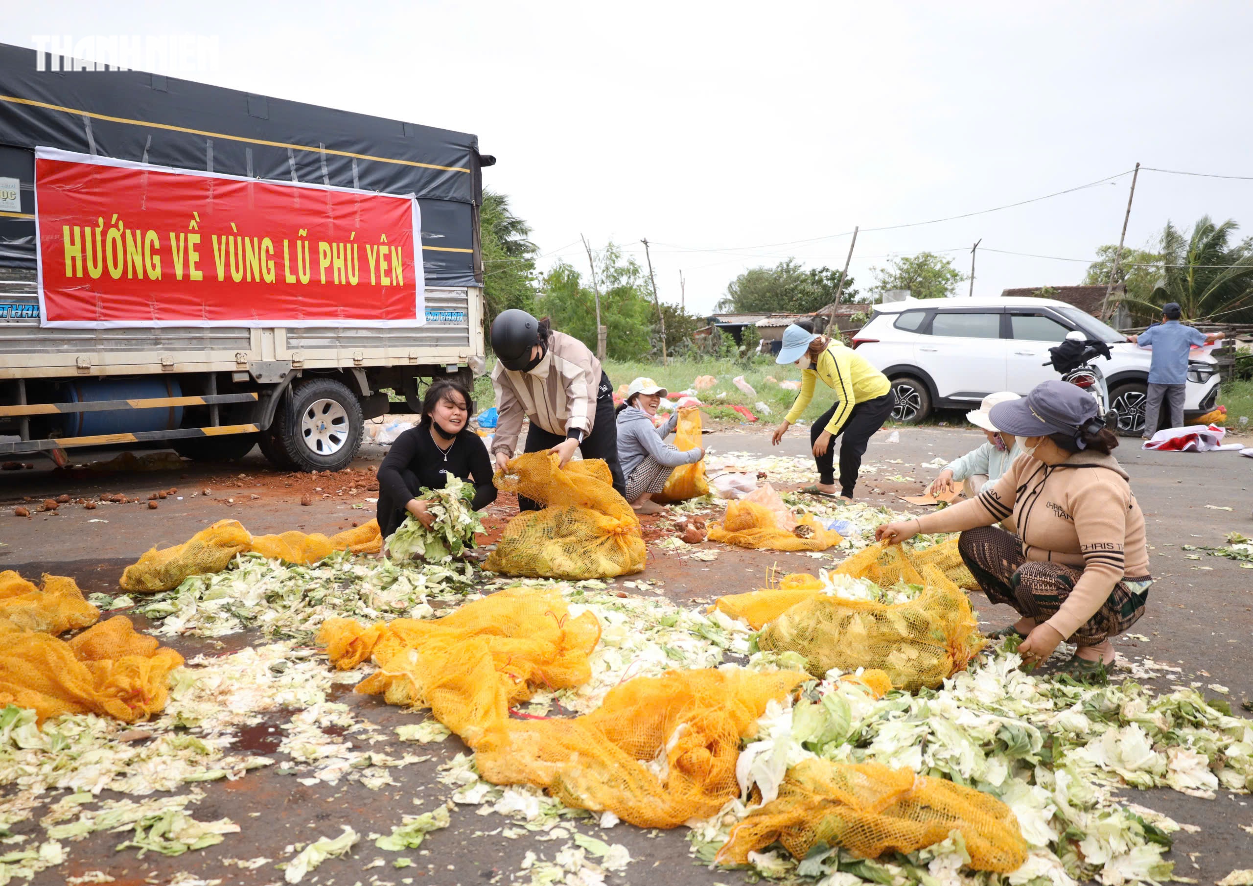 Sư cô Diệu Huệ gom rau tiếp tế cho bà con vùng rốn lũ Đắk Lắk - Ảnh 5.