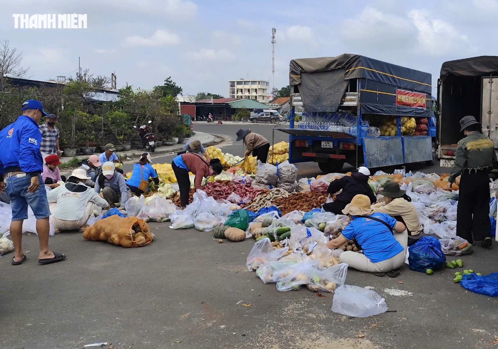 Sư cô Diệu Huệ gom rau tiếp tế cho bà con vùng rốn lũ Đắk Lắk - Ảnh 3.