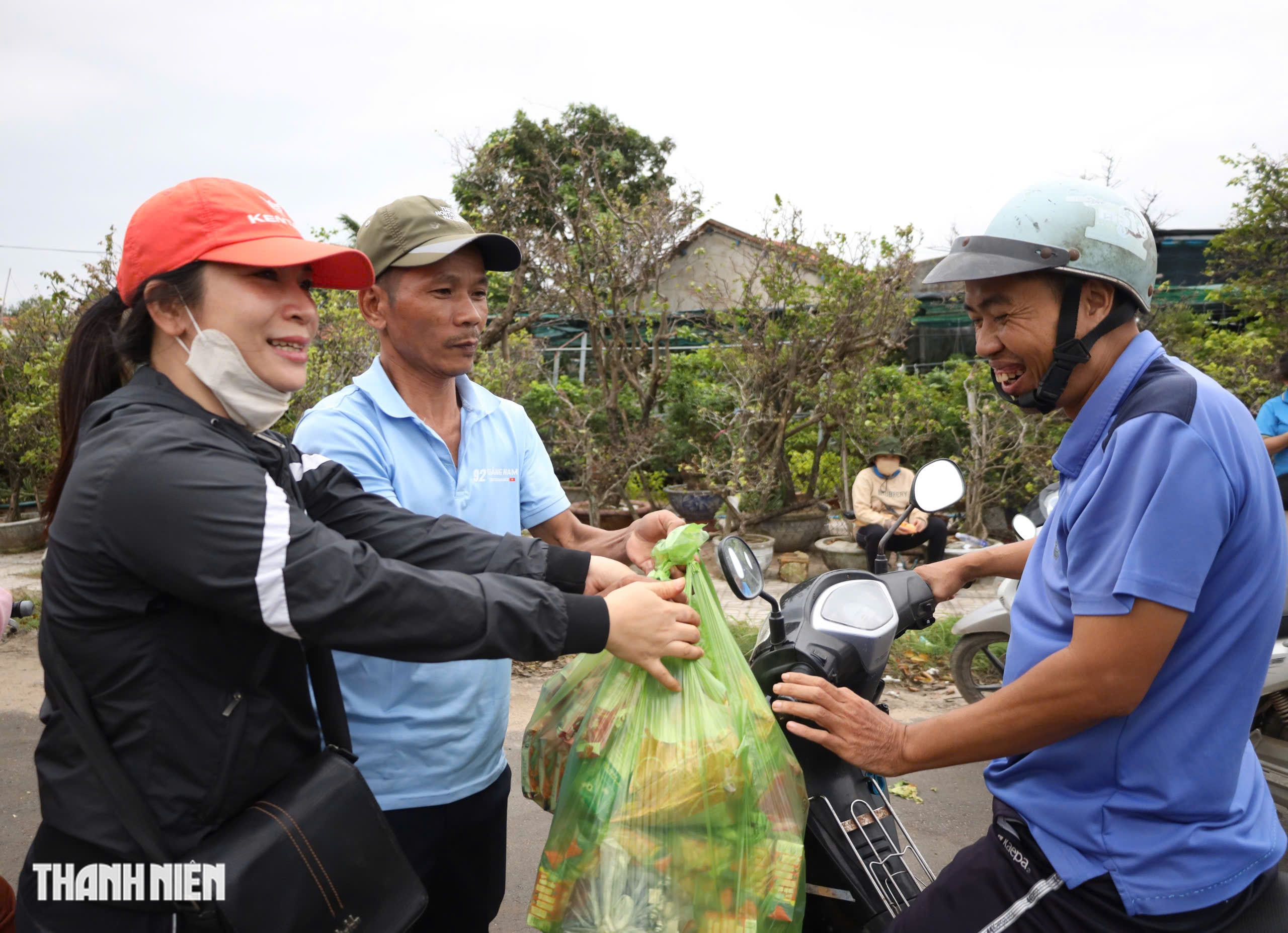 Sư cô Diệu Huệ gom rau tiếp tế cho bà con vùng rốn lũ Đắk Lắk - Ảnh 2.