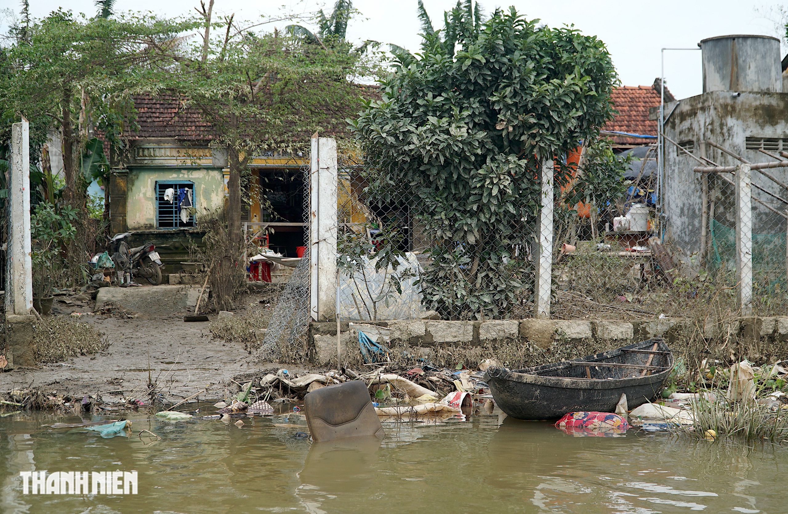 Xuồng cứu mạng giữa lũ dữ ở thôn Hiệp Đồng: Tài sản qúy giá của người dân - Ảnh 3.