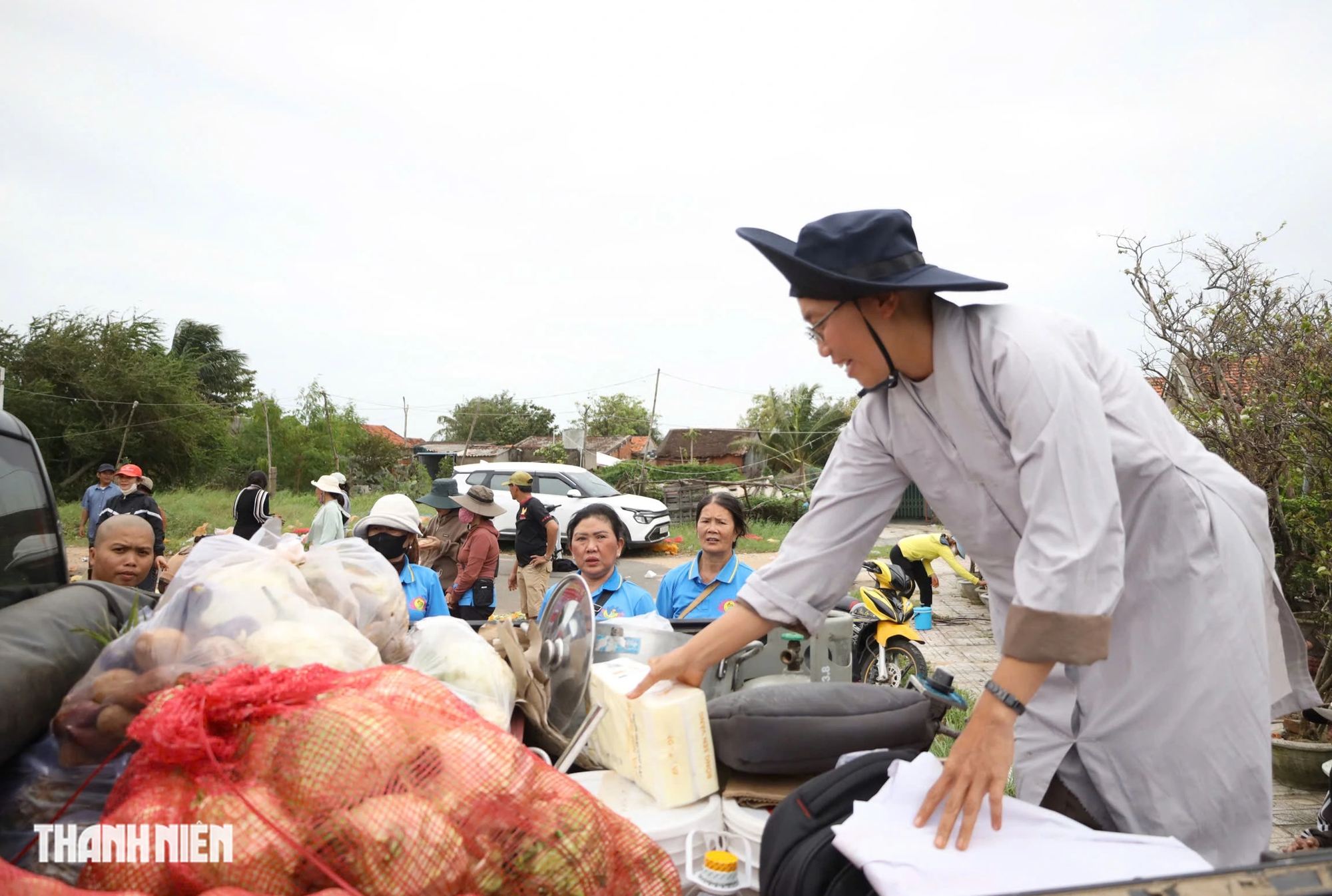 Sư cô Diệu Huệ gom rau tiếp tế cho bà con vùng rốn lũ Đắk Lắk - Ảnh 1.