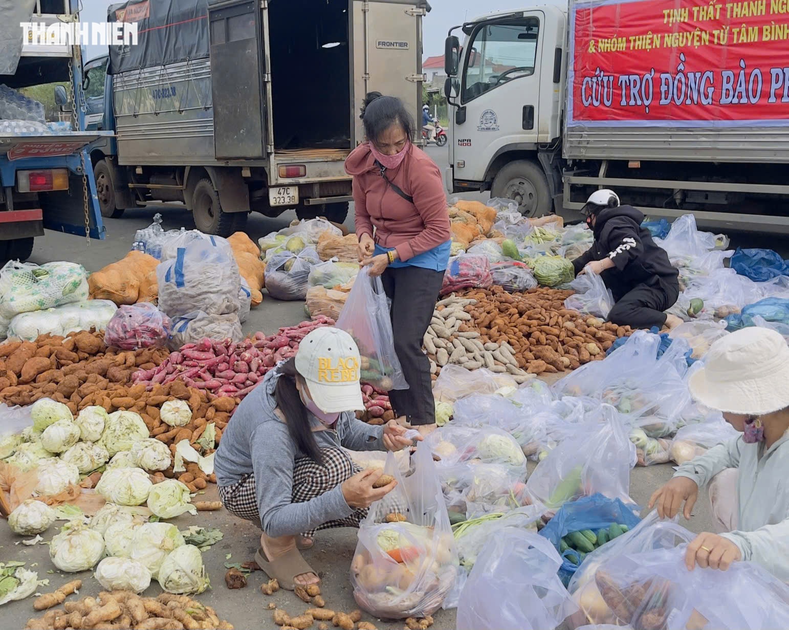 Sư cô Diệu Huệ gom rau tiếp tế cho bà con vùng rốn lũ Đắk Lắk - Ảnh 4.