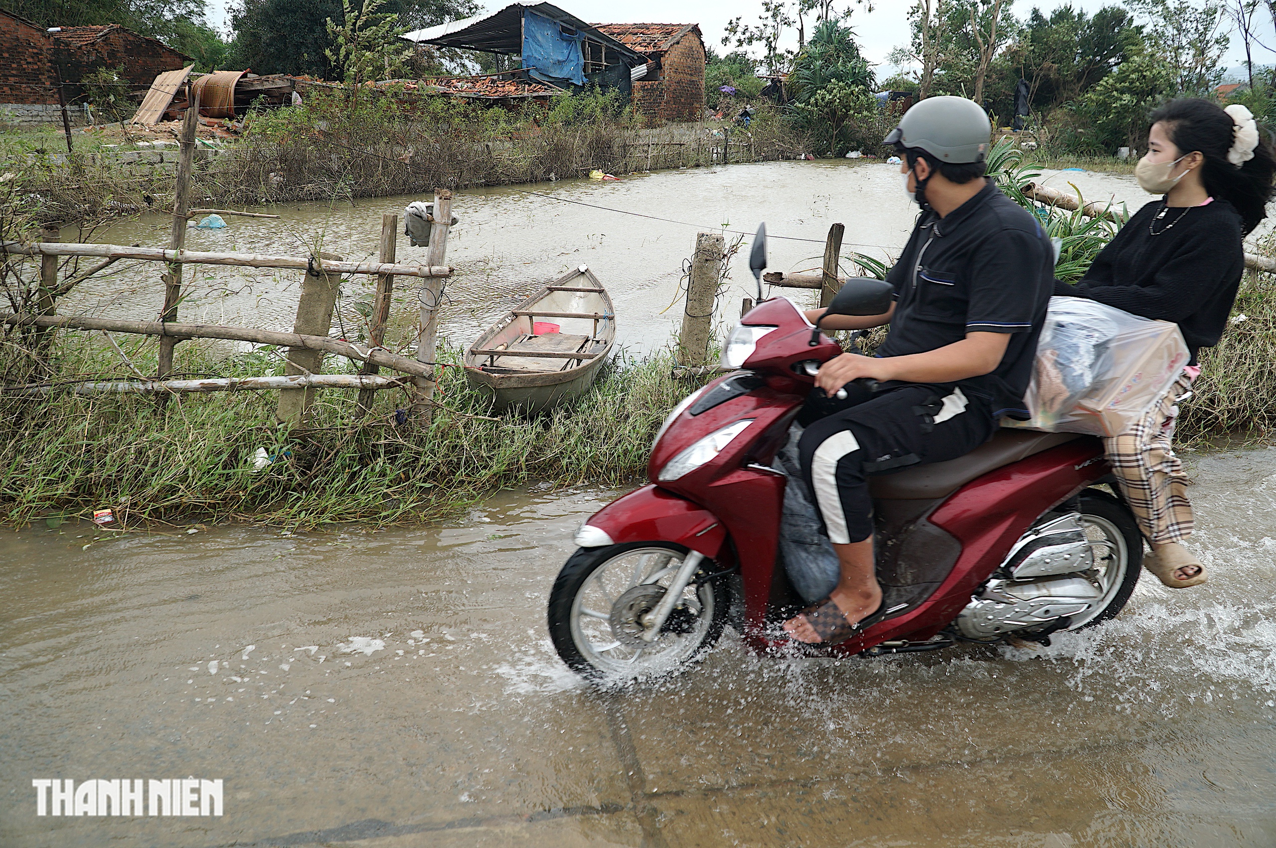Xuồng cứu mạng giữa lũ dữ ở thôn Hiệp Đồng: Tài sản qúy giá của người dân - Ảnh 9.