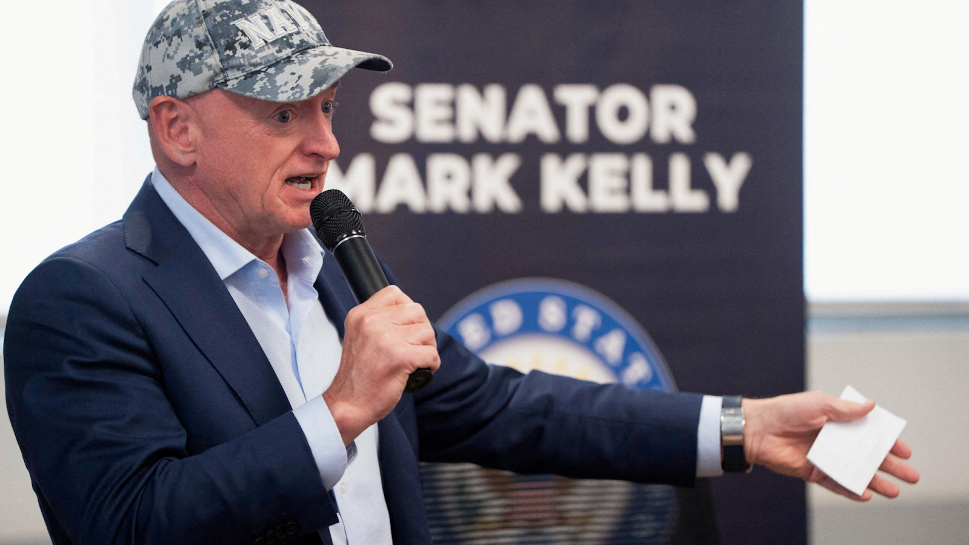 FBI điều tra 6 nghị sĩ cảnh b&aacute;o qu&acirc;n đội về c&aacute;c mệnh lệnh bất hợp ph&aacute;p - Ảnh 1.