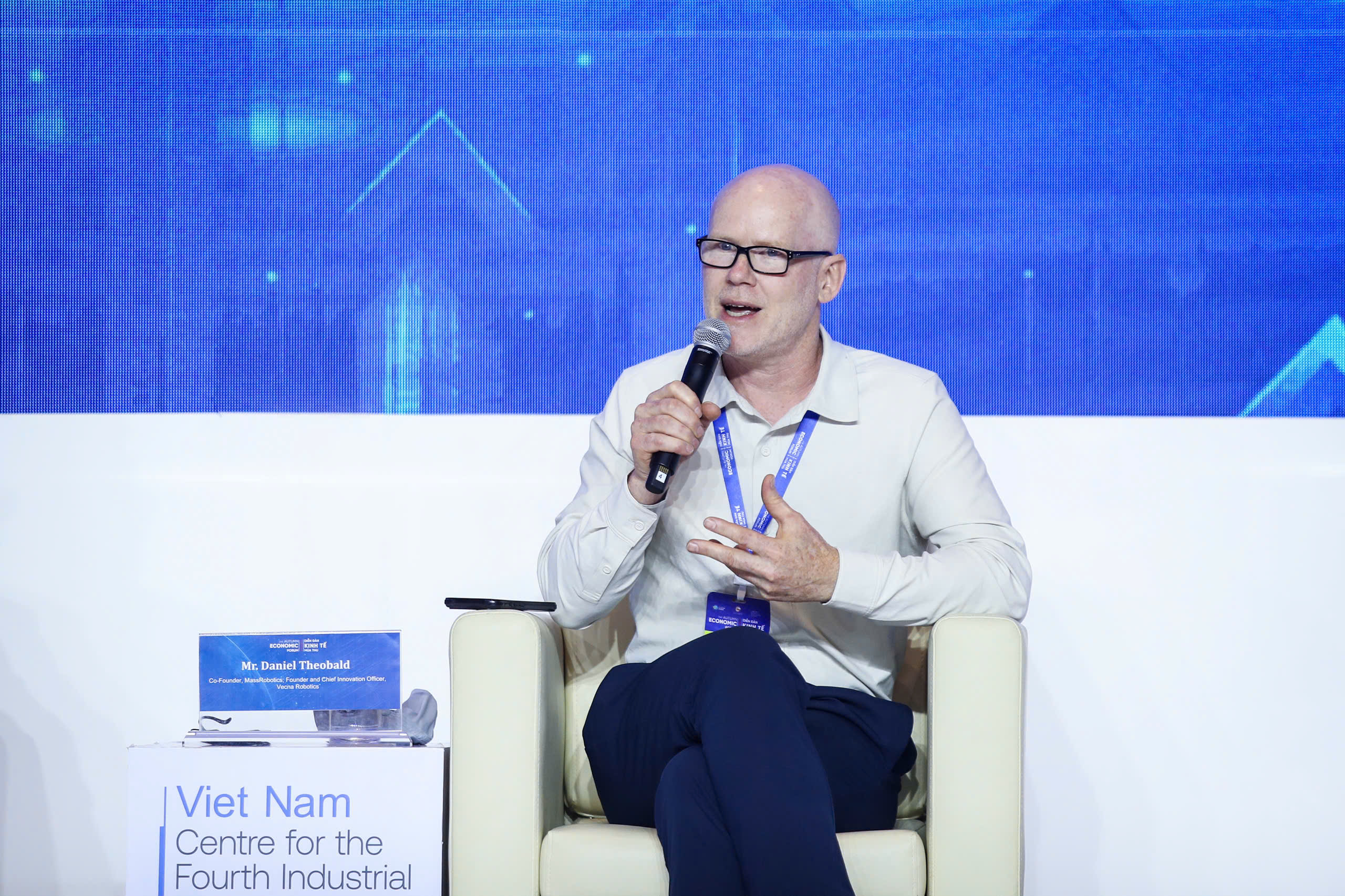 Daniel Theobald khuyên giới trẻ TP . HCM học tiếng Anh để thành công trong công nghệ - Ảnh 1.