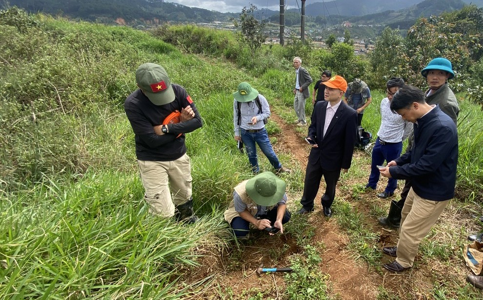 Viện Hàn lâm Khoa học -Công nghệ VN đến Lâm Đồng khảo sát nứt, sạt trượt đất - Ảnh 2.
