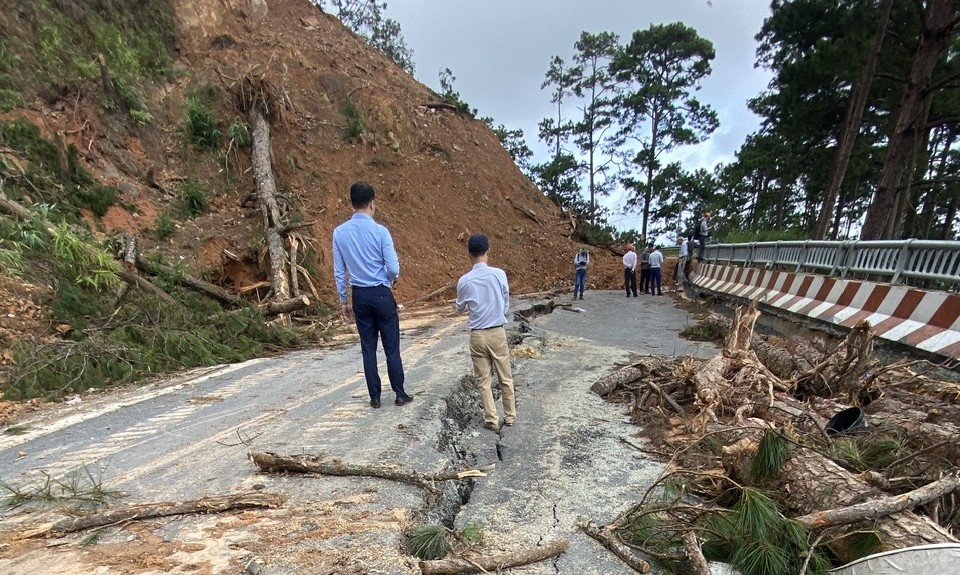 Viện Hàn lâm Khoa học -Công nghệ VN đến Lâm Đồng khảo sát nứt, sạt trượt đất - Ảnh 1.