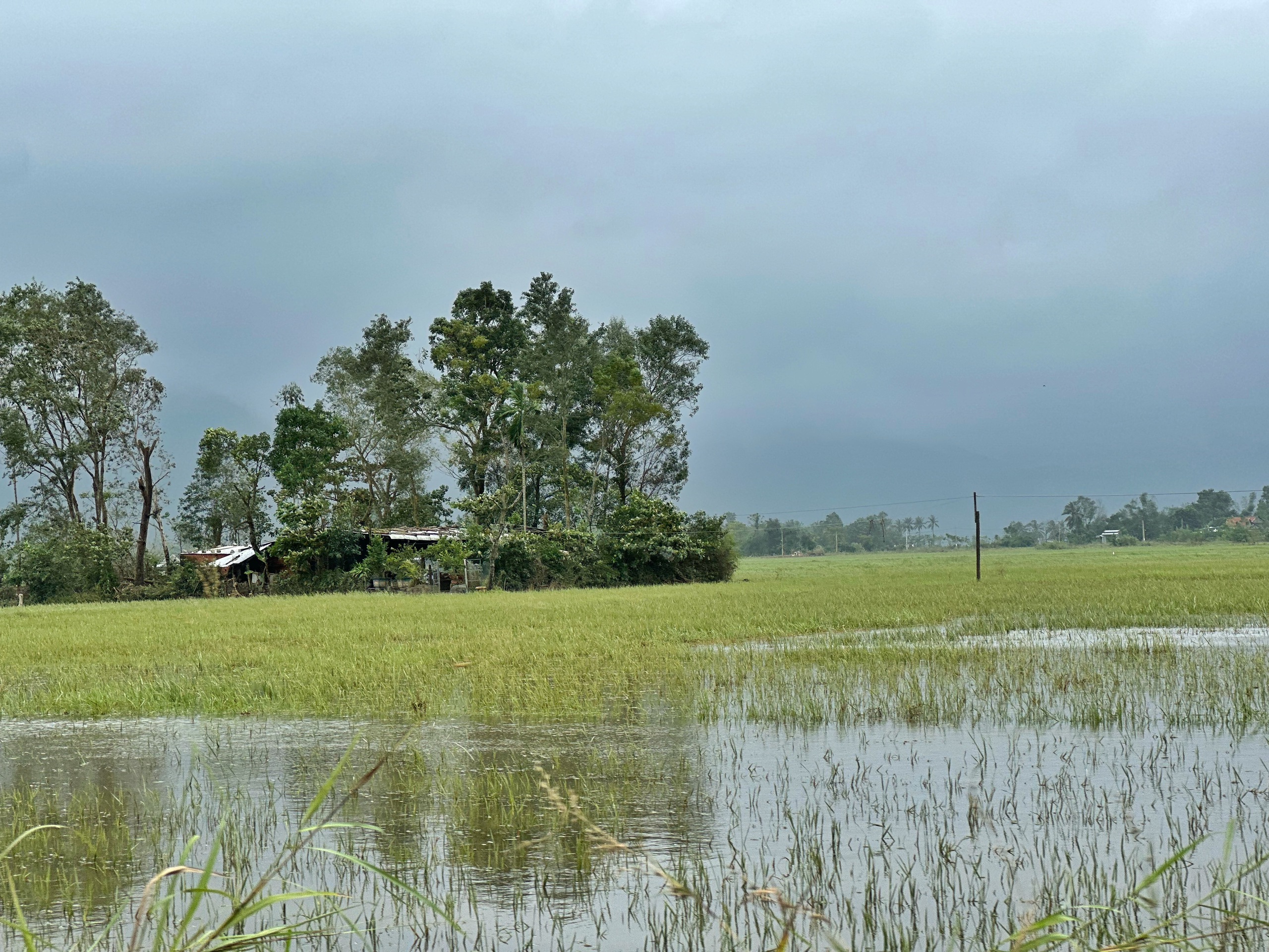 Người dân Hòa Thịnh rửa sổ đỏ đầy bùn sau lũ dữ mà... 'cười ra nước mắt' - Ảnh 1.