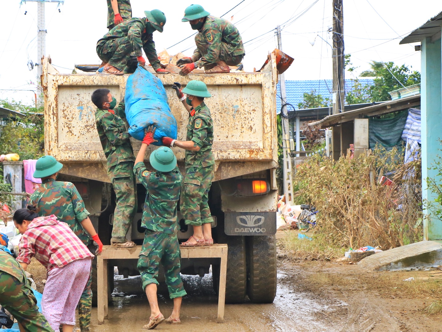 Cả cánh đồng bốc mùi sau lũ dữ: Người Hòa Thịnh lo nguồn nước ô nhiễm - Ảnh 9.
