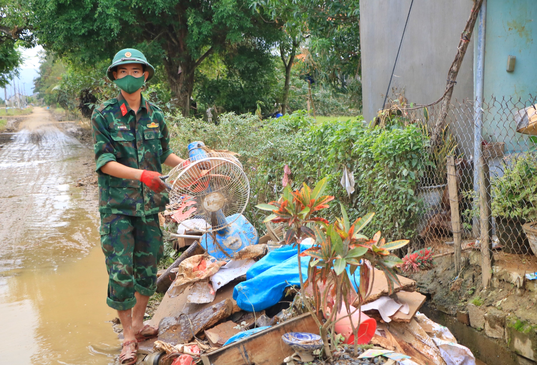 Cả cánh đồng bốc mùi sau lũ dữ: Người Hòa Thịnh lo nguồn nước ô nhiễm - Ảnh 8.