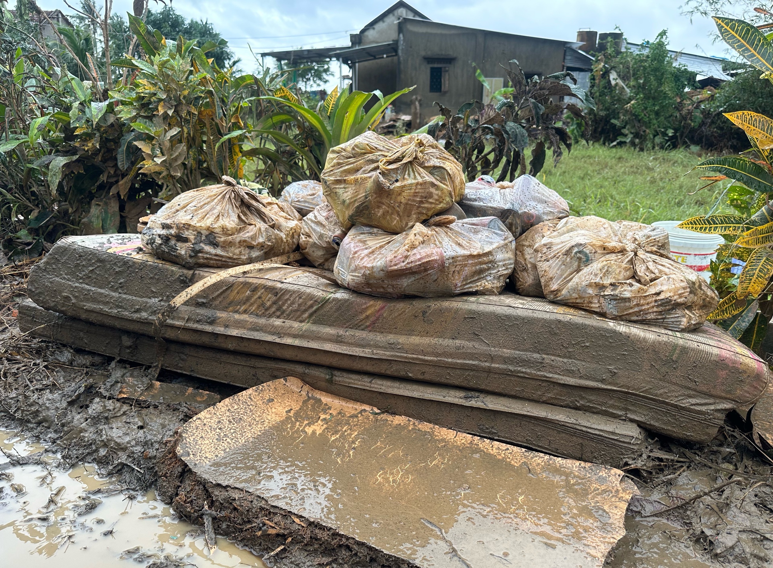 Cả cánh đồng bốc mùi sau lũ dữ: Người Hòa Thịnh lo nguồn nước ô nhiễm - Ảnh 6.