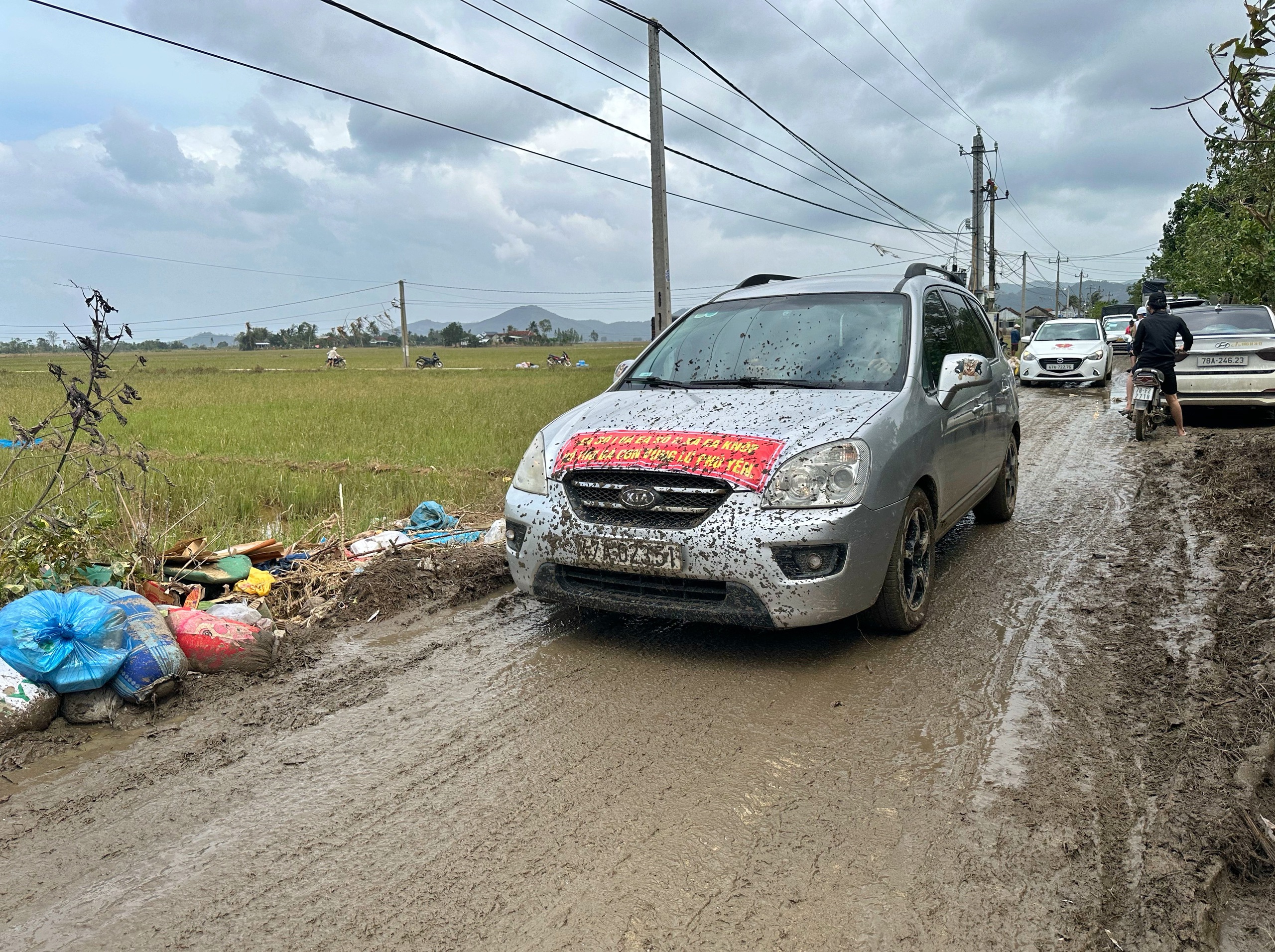 Cả cánh đồng bốc mùi sau lũ dữ: Người Hòa Thịnh lo nguồn nước ô nhiễm - Ảnh 5.