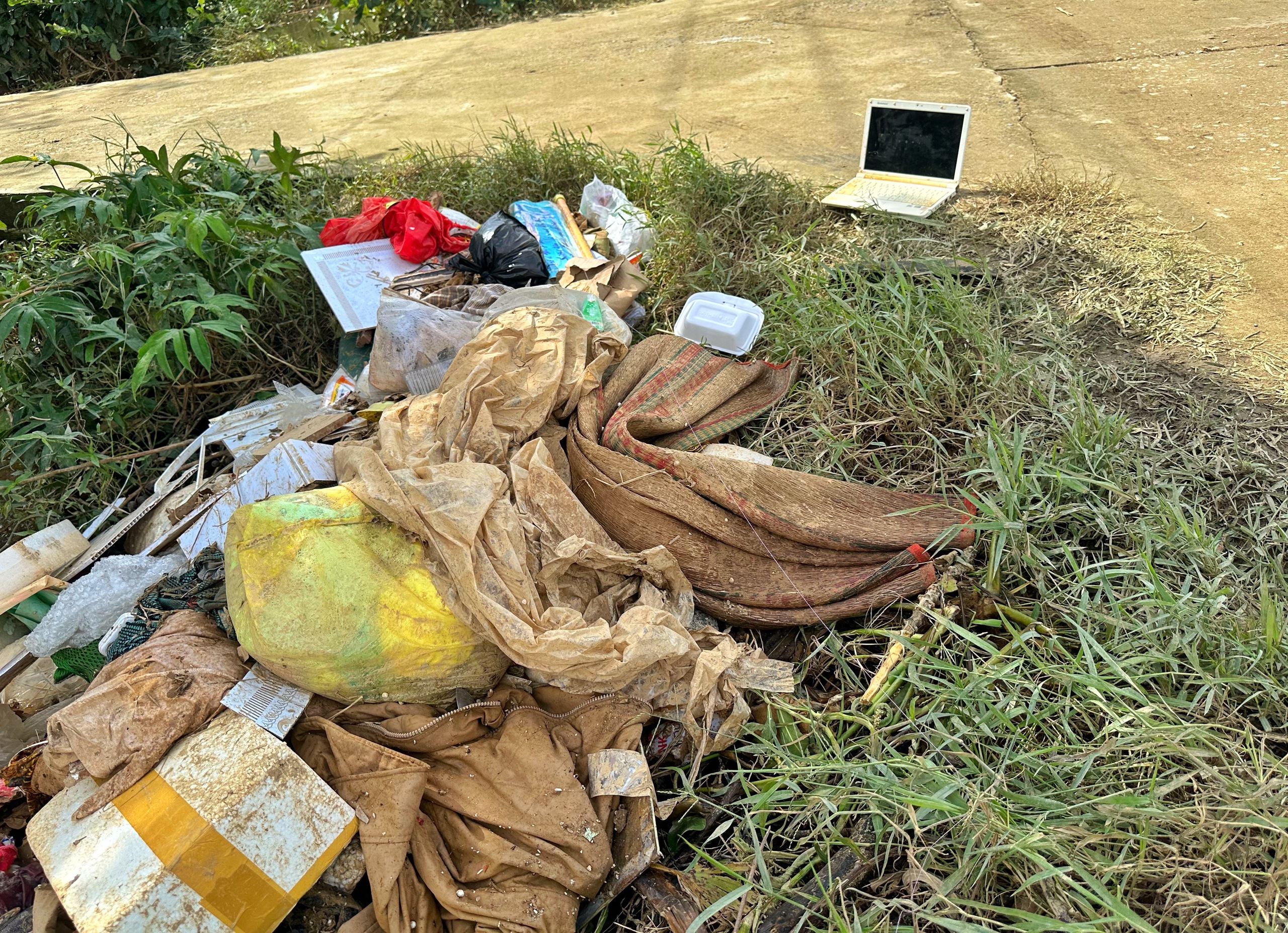 Cả cánh đồng bốc mùi sau lũ dữ: Người Hòa Thịnh lo nguồn nước ô nhiễm - Ảnh 7.