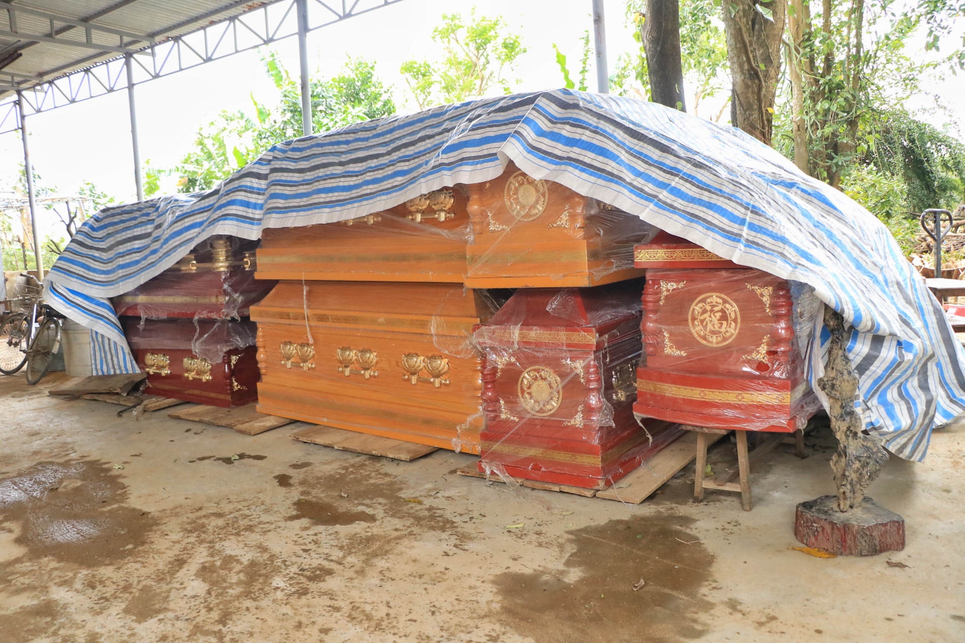 Lũ rút, quan tài 'ế' chất đầy trong chùa ở Hòa Thịnh: Trụ trì không nhận thêm - Ảnh 6.