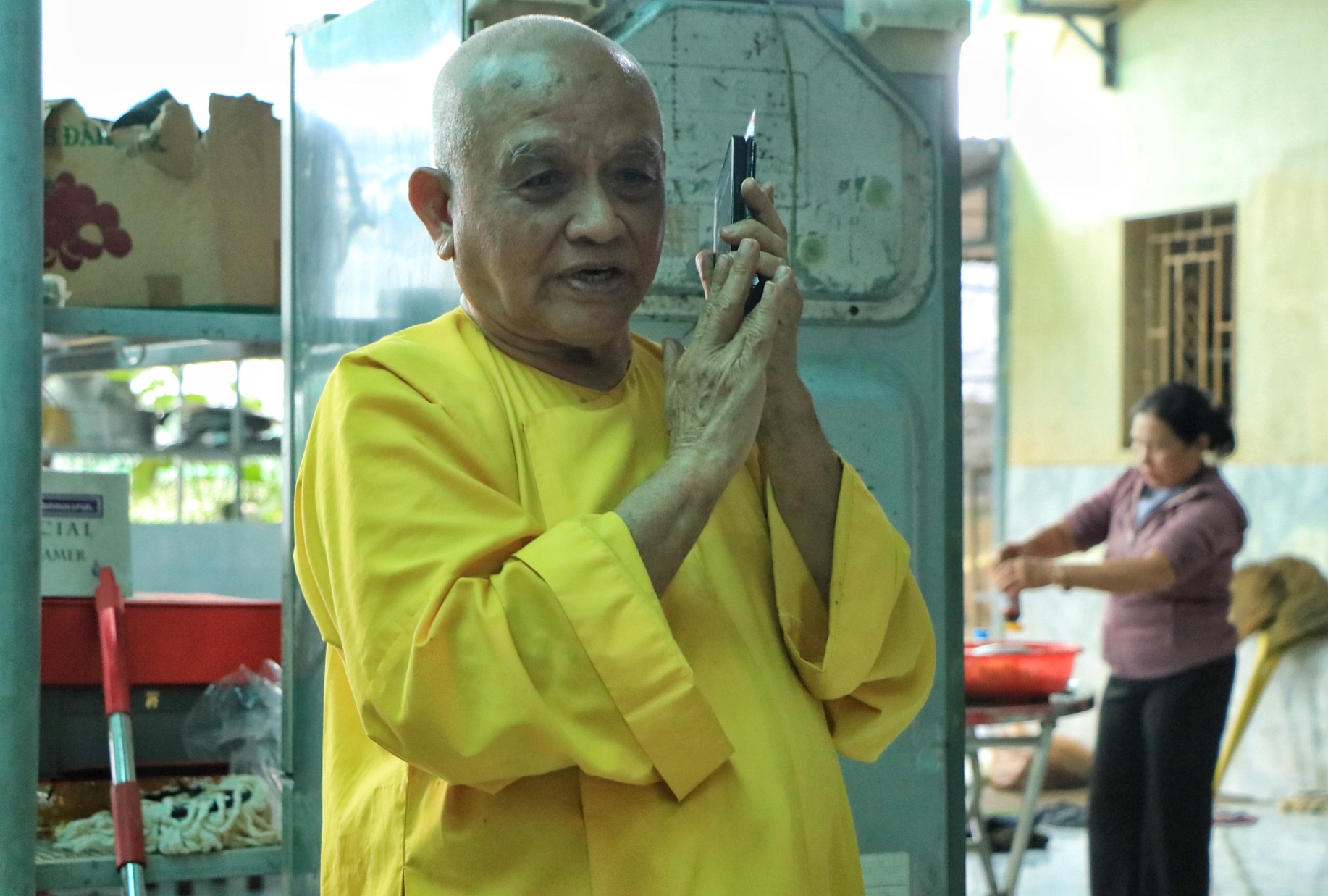 Lũ rút, quan tài 'ế' chất đầy trong chùa ở Hòa Thịnh: Trụ trì không nhận thêm - Ảnh 2.