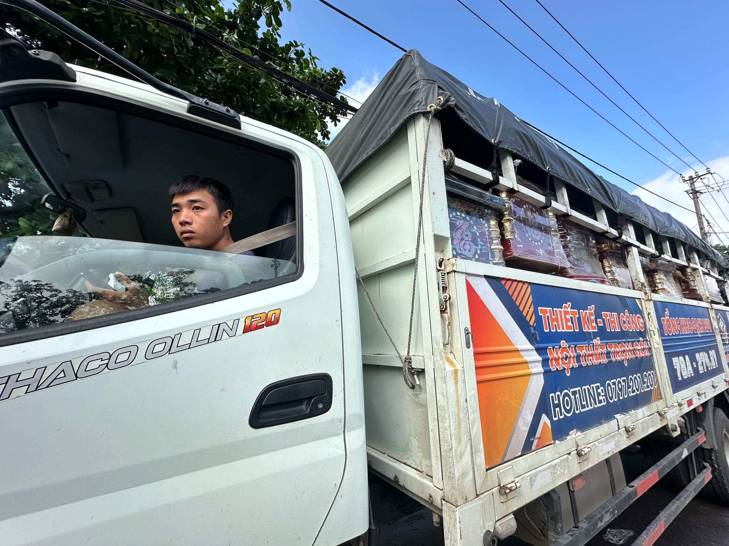 Lũ rút, quan tài 'ế' chất đầy trong chùa ở Hòa Thịnh: Trụ trì không nhận thêm - Ảnh 4.