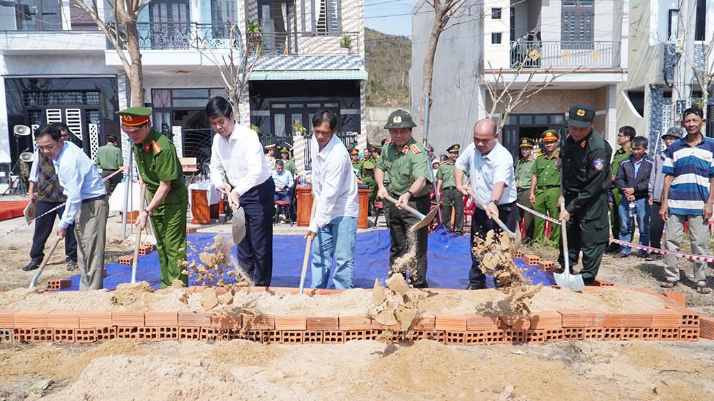 Cùng người dân khắc phục thiệt hại sau bão số 13 trước thềm tết nguyên đán - Ảnh 1. Cùng người dân khắc phục thiệt hại sau bão số 13 trước thềm tết nguyên đán - Ảnh 1.