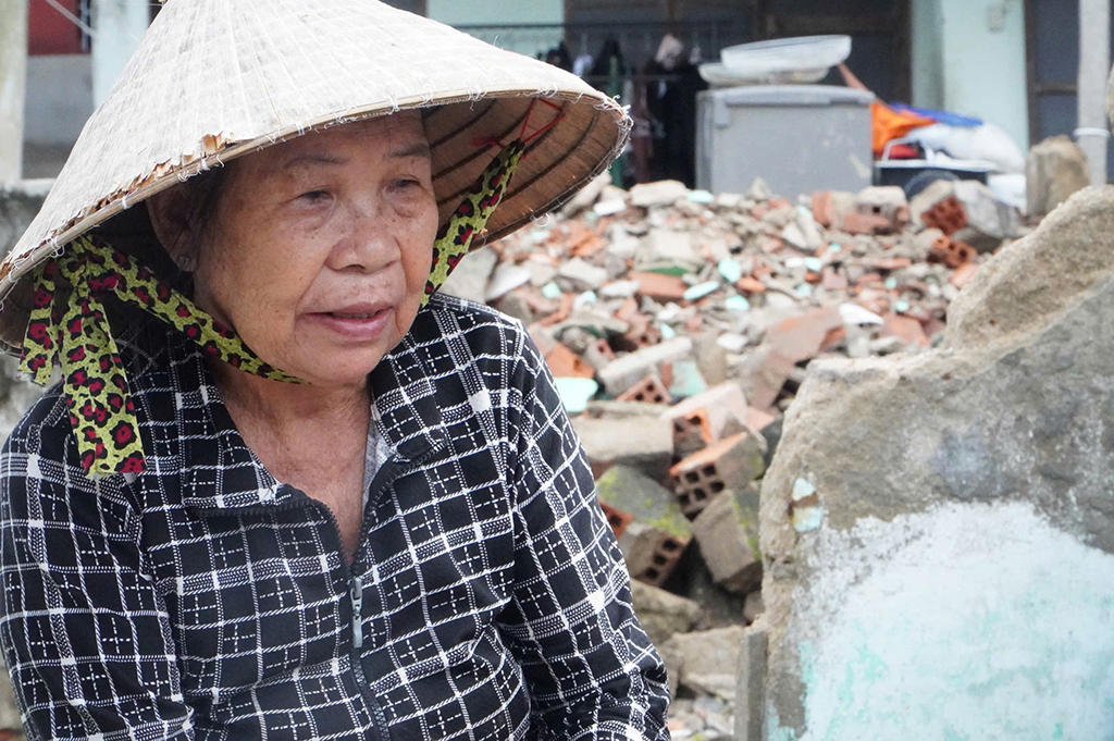 Cùng người dân vùng lũ dựng lại nhà kịp đón tết - Ảnh 3.