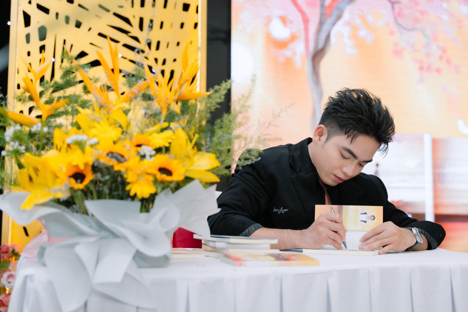 MC Hải Triều ra mắt sách, nói gì về việc dùng AI hỗ trợ? - Ảnh 4.