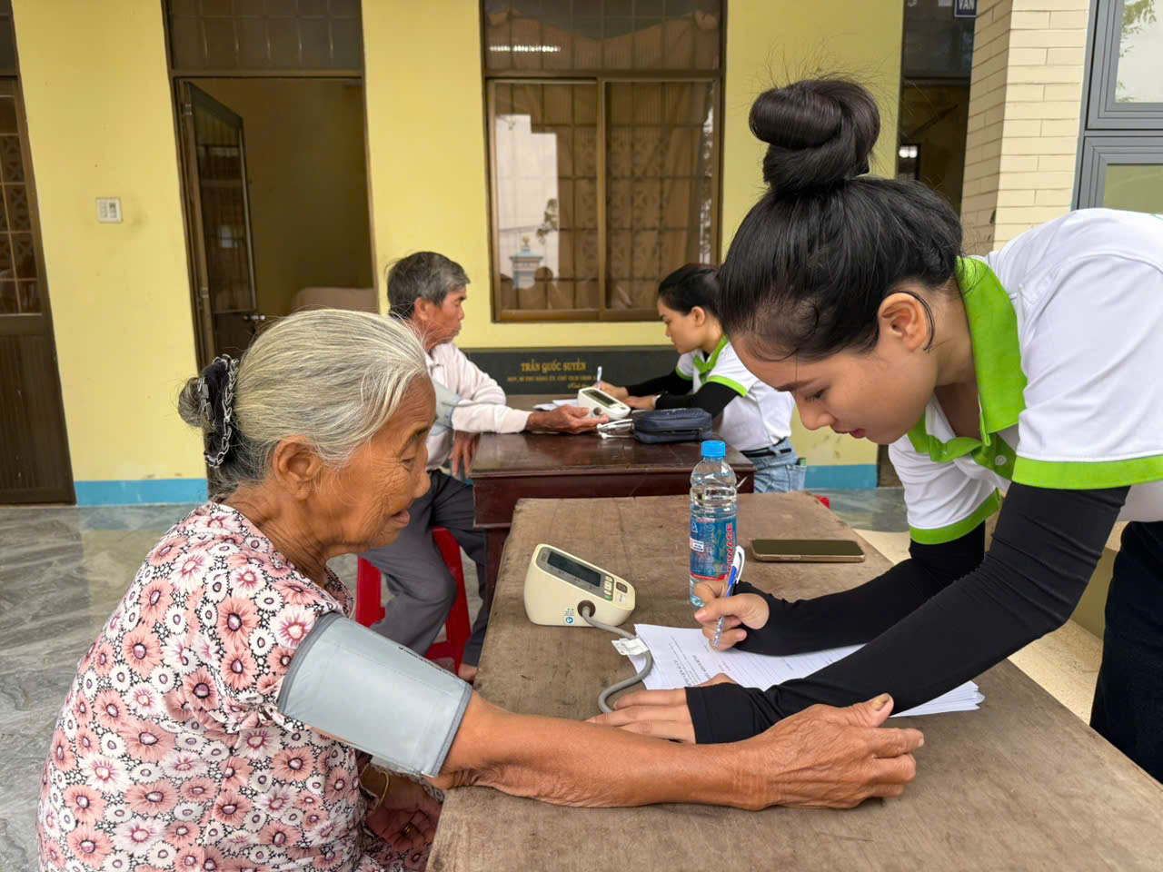 Y, b&aacute;c sĩ về v&ugrave;ng lũ kh&aacute;m bệnh, ph&aacute;t thuốc- Ảnh 1.