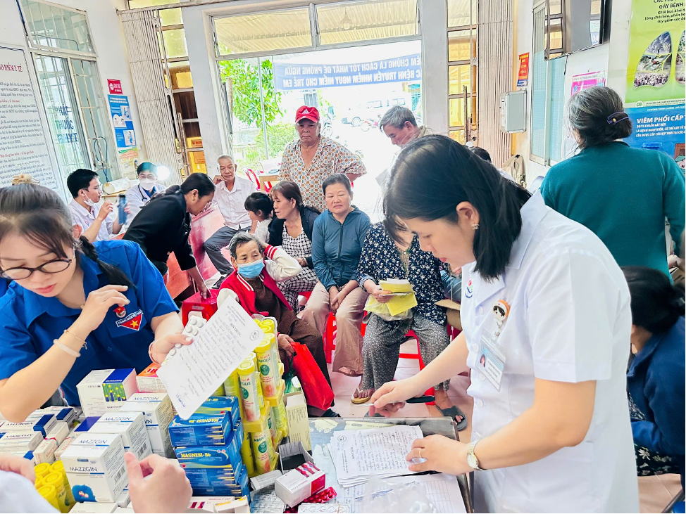 Bệnh viện đa khoa Khánh Hòa khám bệnh, cấp thuốc miễn phí cho người dân vùng lũ- Ảnh 2.