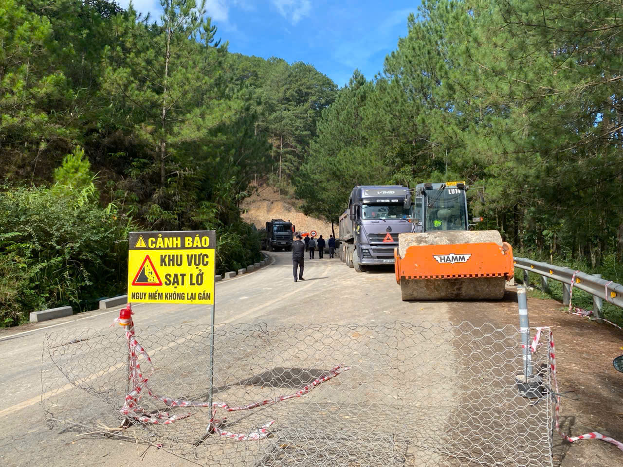 Công bố tình huống khẩn cấp trên QL1 và đường Trường Sơn Đông- Ảnh 1.