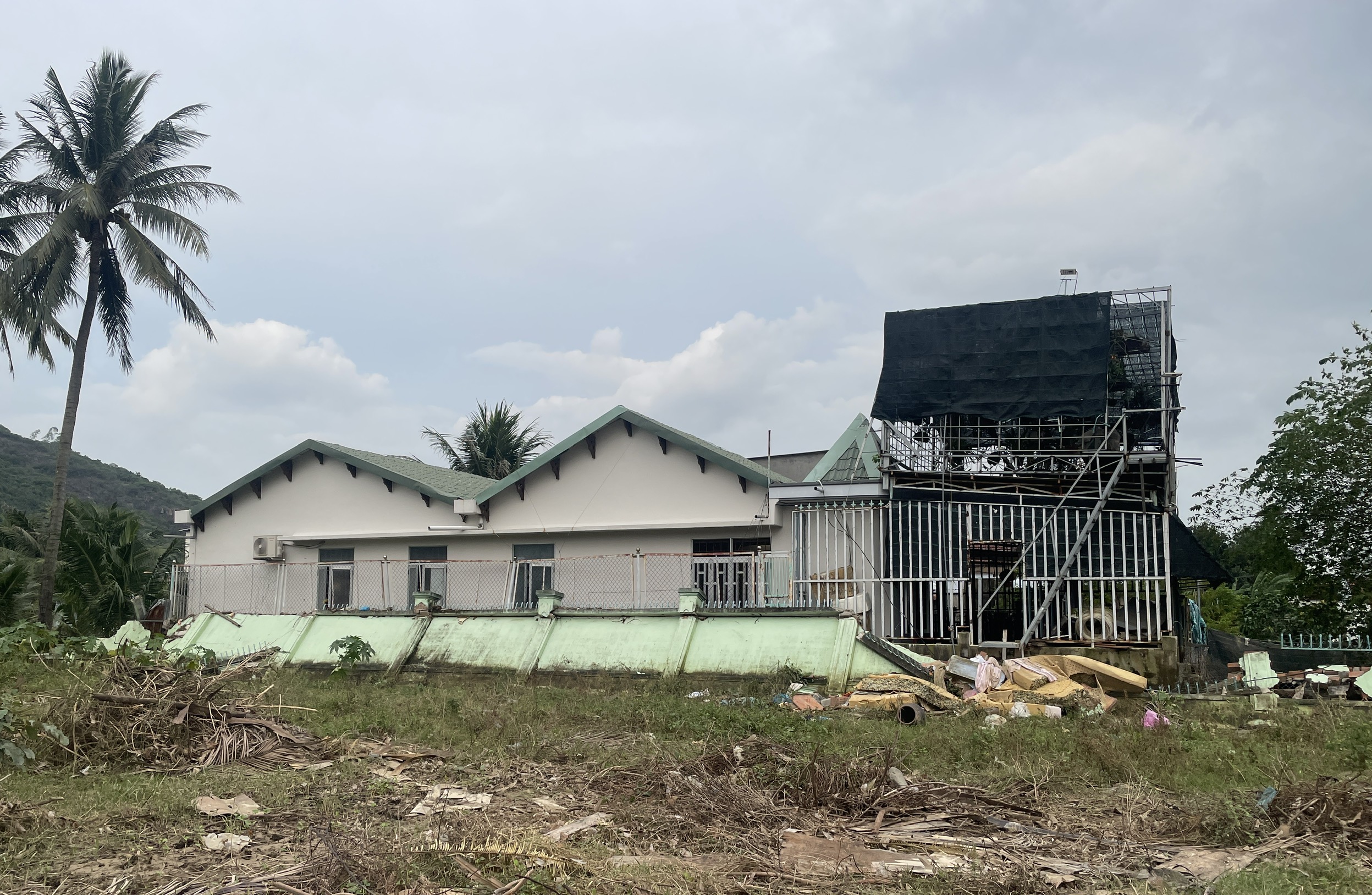 Sau lũ ở Nha Trang: Công trình sụp đổ lộ rõ không có một cây sắt- Ảnh 3.