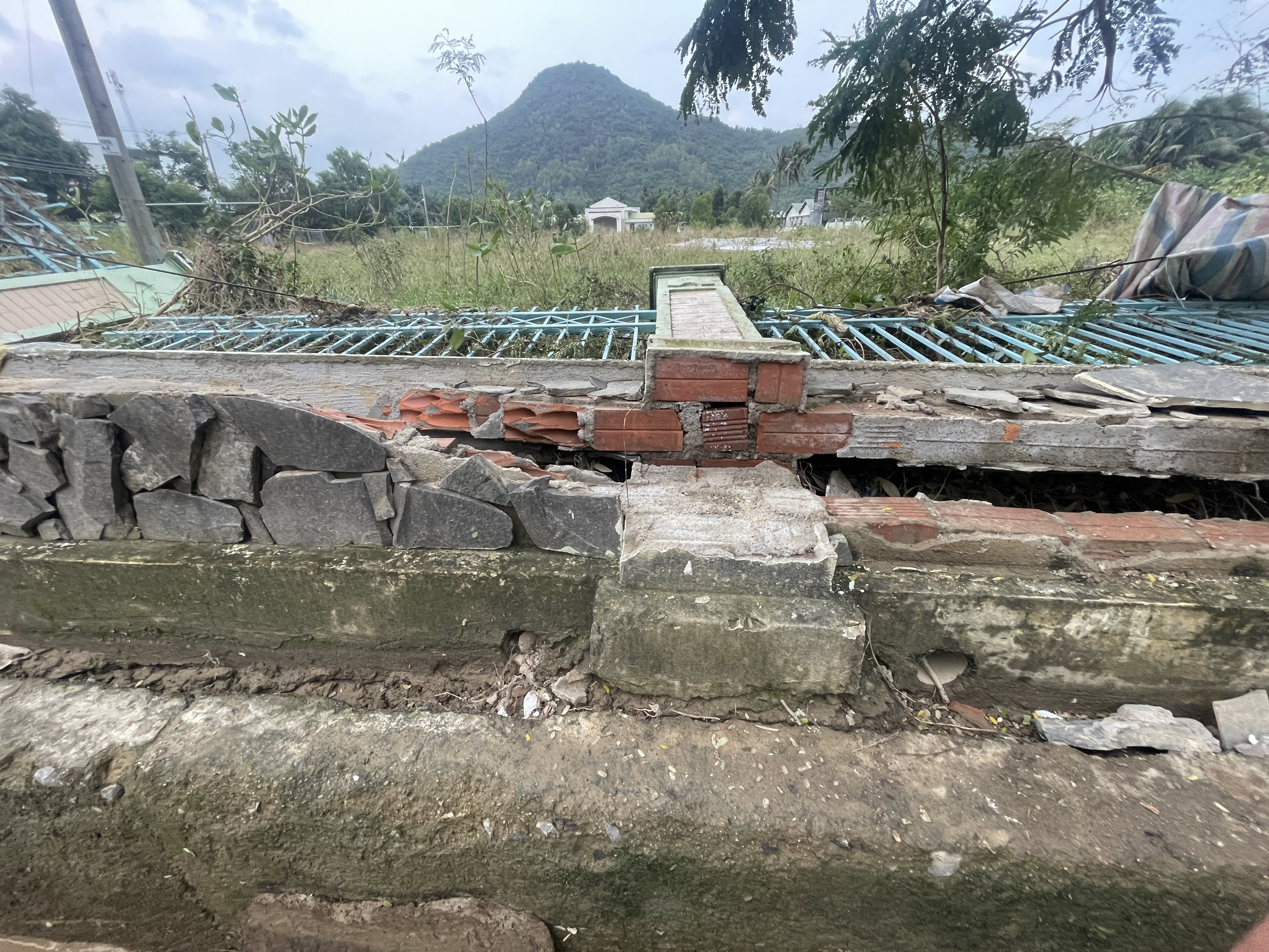 Sau lũ ở Nha Trang: Công trình sụp đổ lộ rõ không có một cây sắt- Ảnh 2.