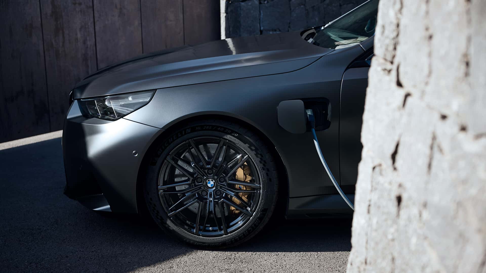 Lần đầu tiên ô tô hybrid cắm sạc bán chạy hơn xe máy dầu - Ảnh 1.