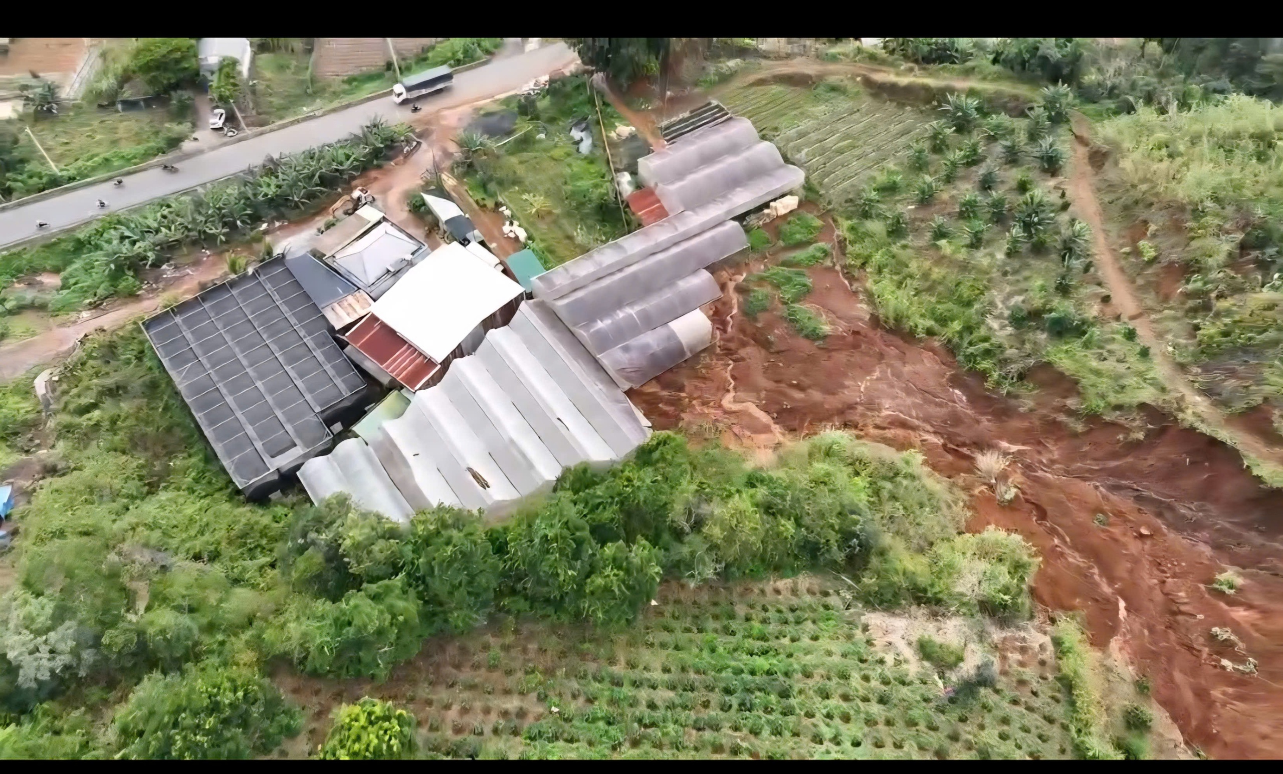 Viện Hàn lâm Khoa học -Công nghệ VN đến Lâm Đồng khảo sát nứt, sạt trượt đất - Ảnh 6.