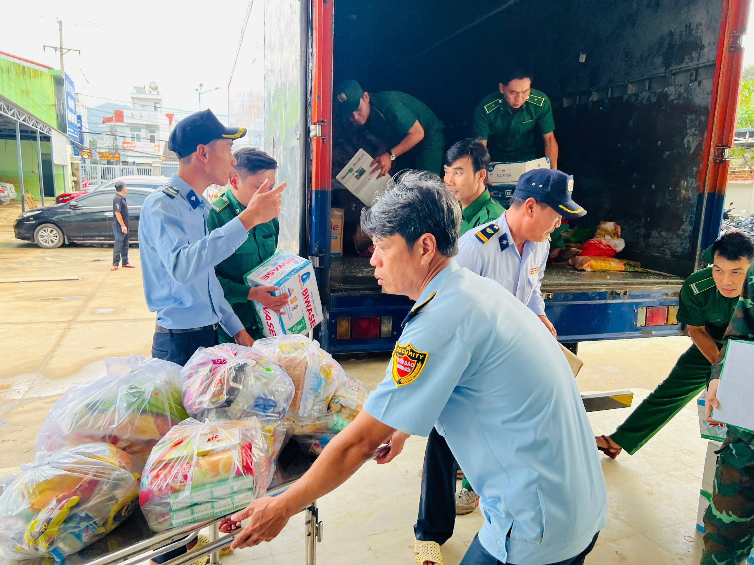 Công ty Yến sào Khánh Hòa chung tay tiếp sức đồng bào vượt qua bão lũ - Ảnh 2.