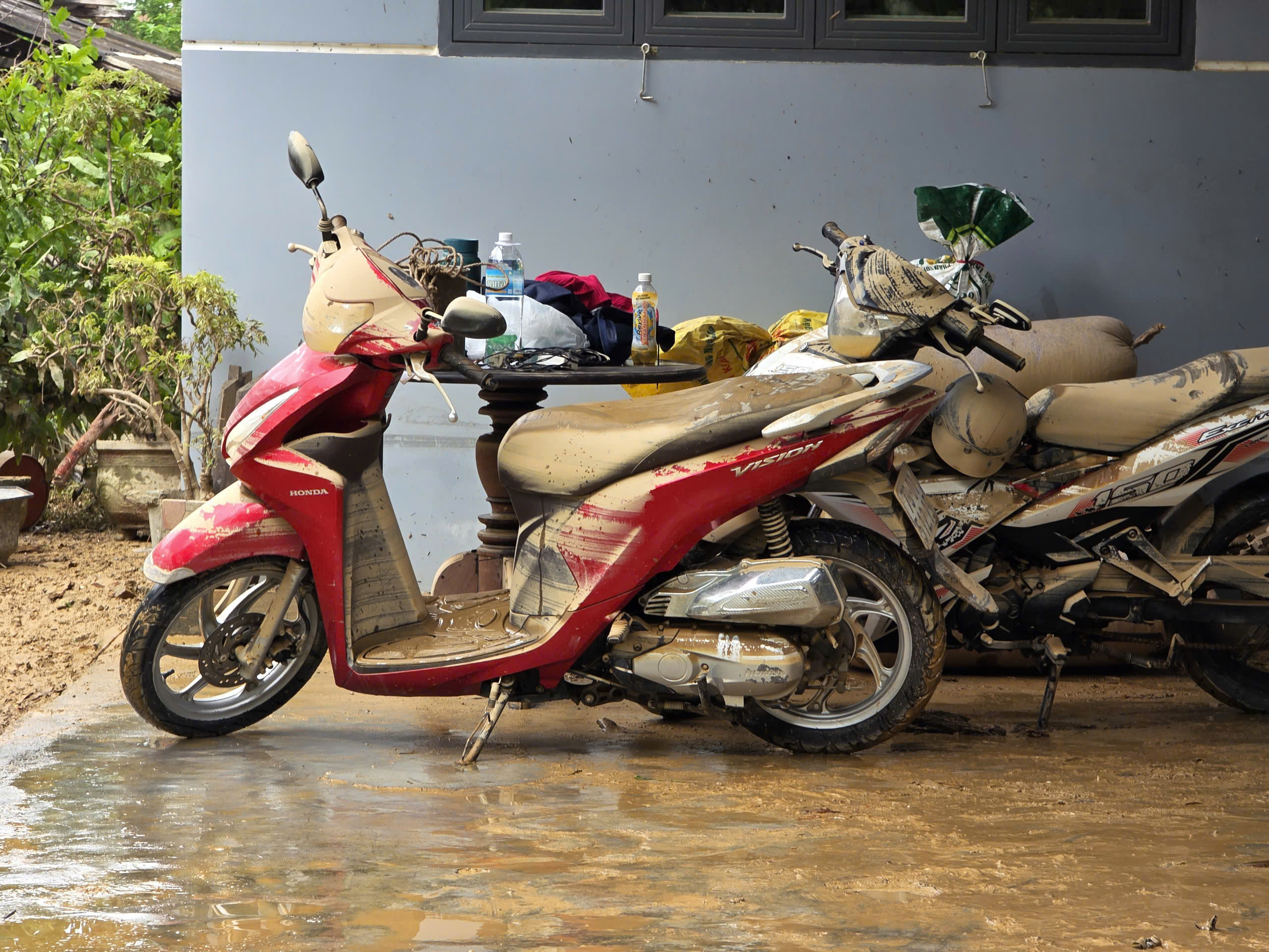 Những nơi thay dầu, sửa xe miễn phí cho người dân bị ngập lụt tại Khánh Hòa - Ảnh 1.