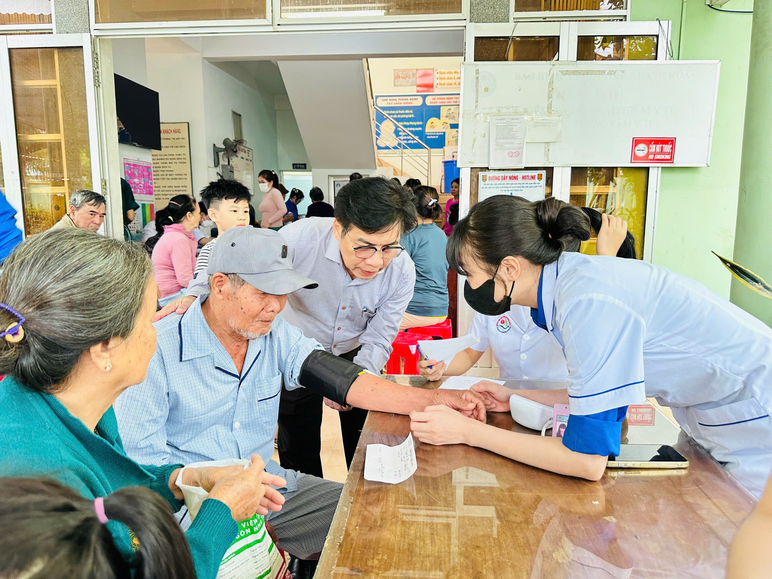 Bệnh viện đa khoa Khánh Hòa khám bệnh, cấp thuốc miễn phí cho người dân vùng lũ- Ảnh 1.