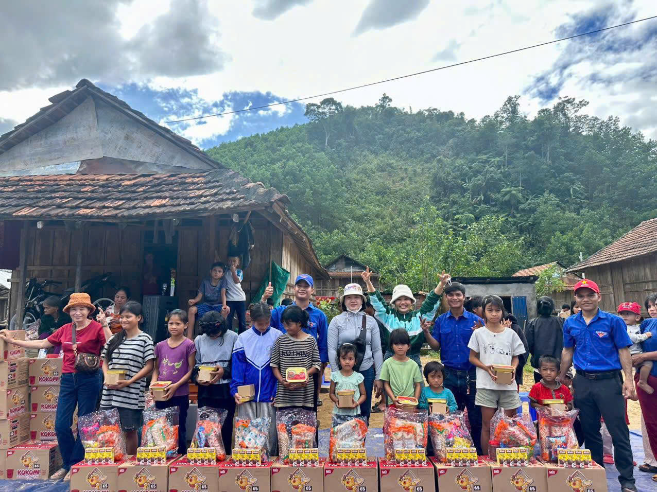 Hàng trăm tấn lương thực được Masan trao tận tay bà con vùng lũ- Ảnh 1.