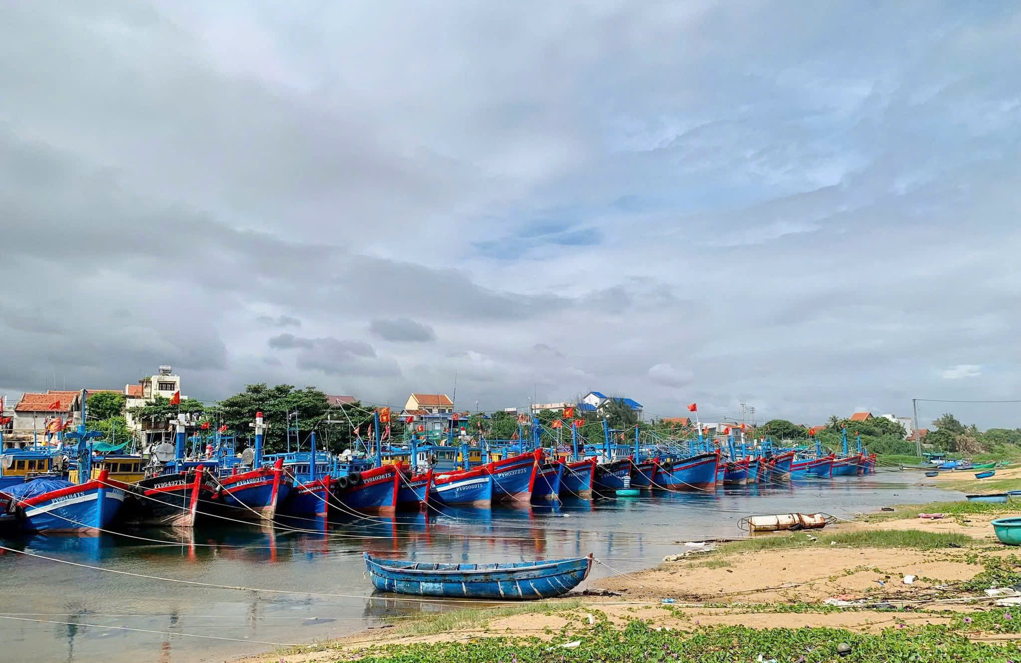 Đắk Lắk ban hành lệnh cấm biển để ứng phó bão số 15 - Ảnh 1.