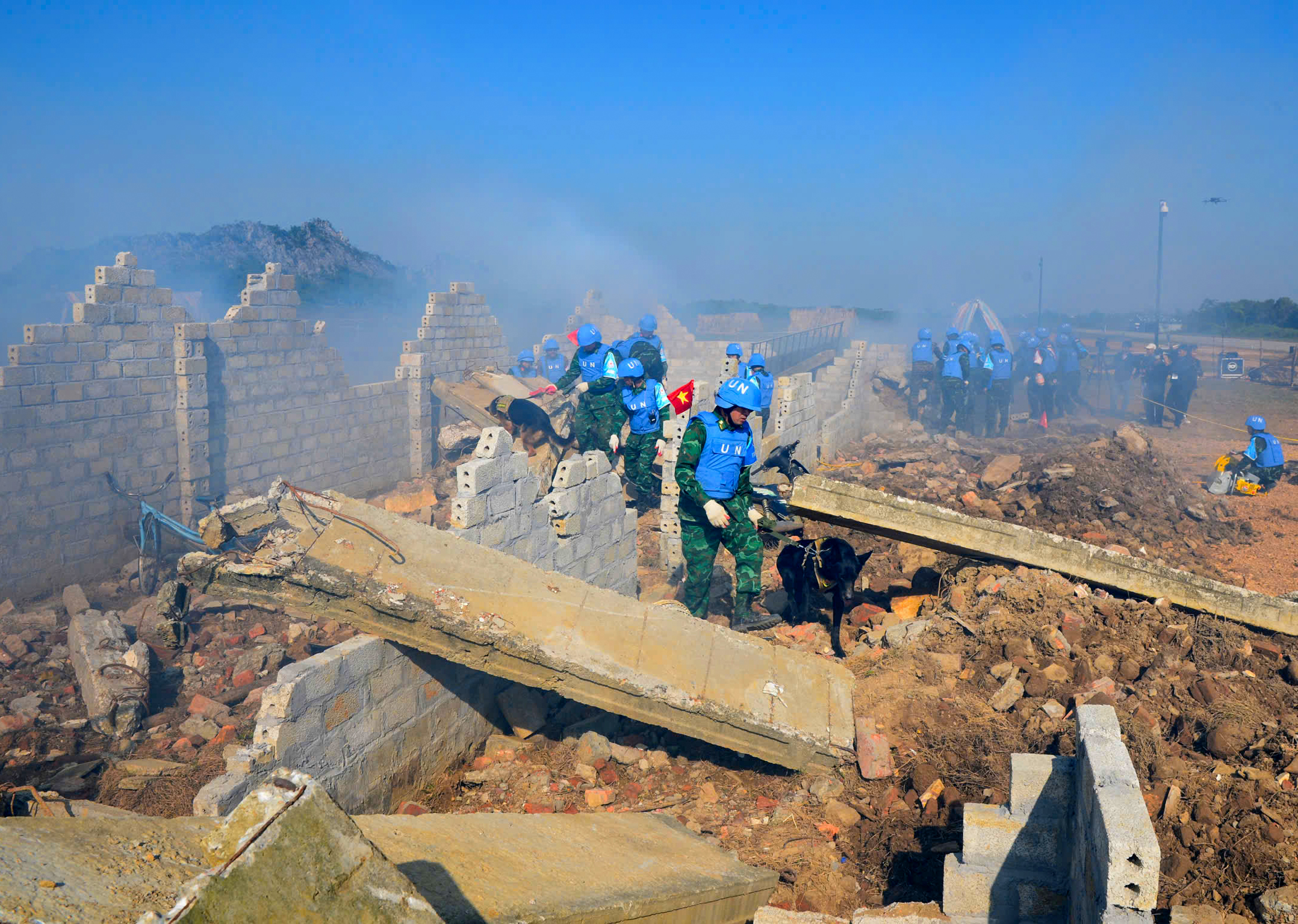 Quân đội Việt Nam - Ấn Độ diễn tập cứu trợ thảm họa động đất tại VINBAX 2025 - Ảnh 16. Quân đội Việt Nam - Ấn Độ diễn tập cứu trợ thảm họa động đất tại VINBAX 2025 - Ảnh 16.