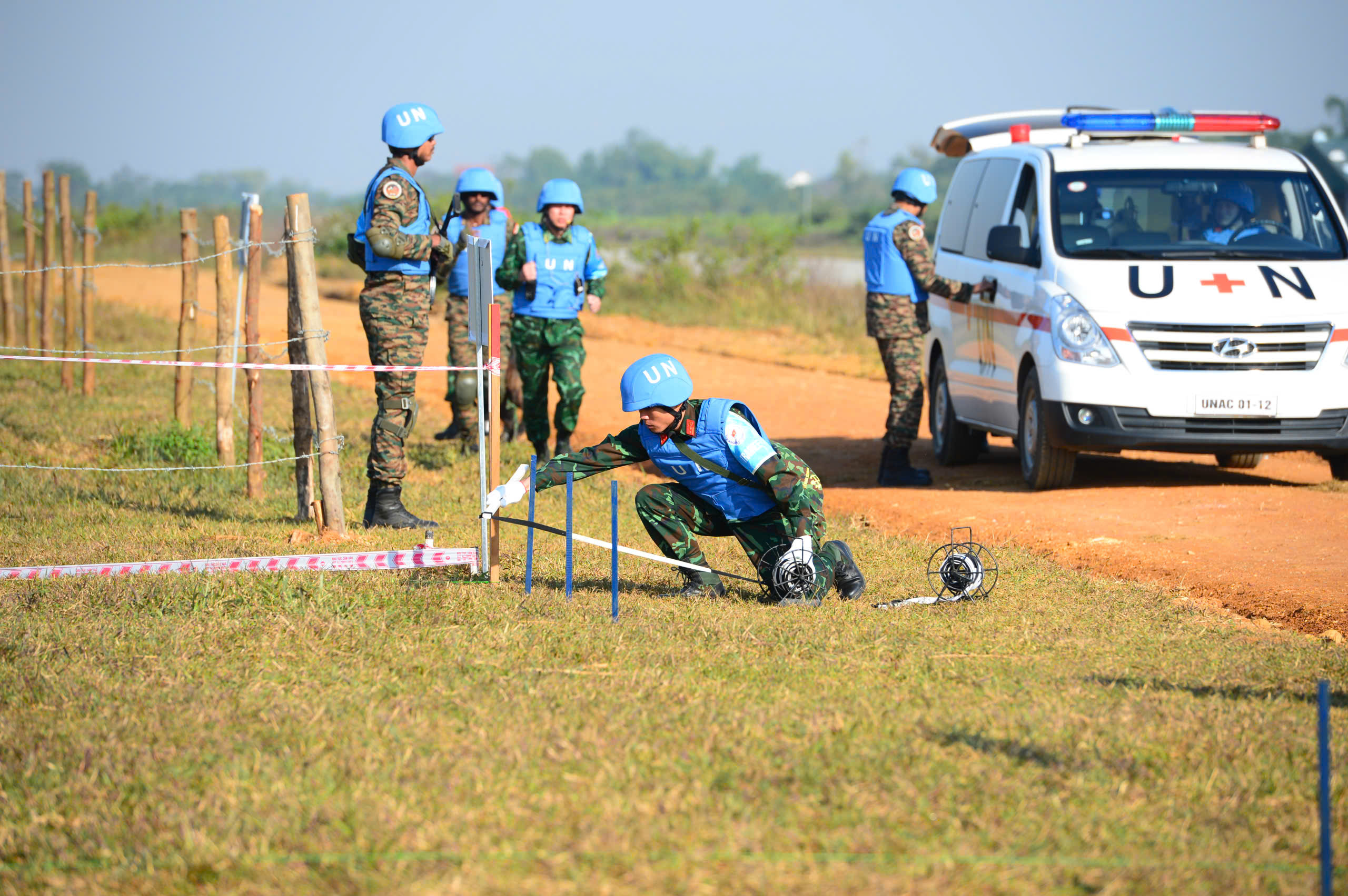 Quân đội Việt Nam - Ấn Độ diễn tập cứu trợ thảm họa động đất tại VINBAX 2025 - Ảnh 6. Quân đội Việt Nam - Ấn Độ diễn tập cứu trợ thảm họa động đất tại VINBAX 2025 - Ảnh 6.