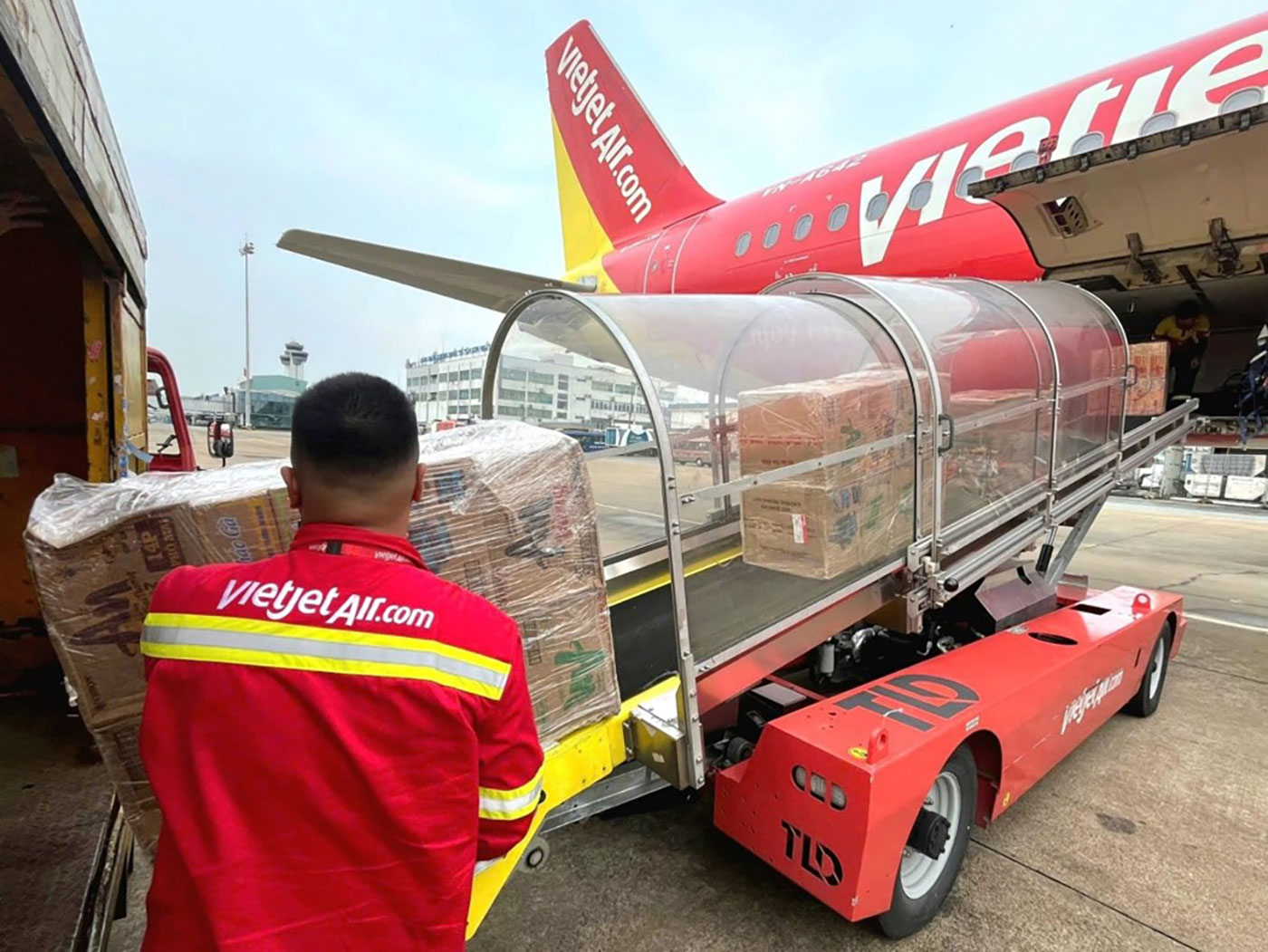 Những chuyến bay Vietjet chở đầy yêu thương- Ảnh 2.