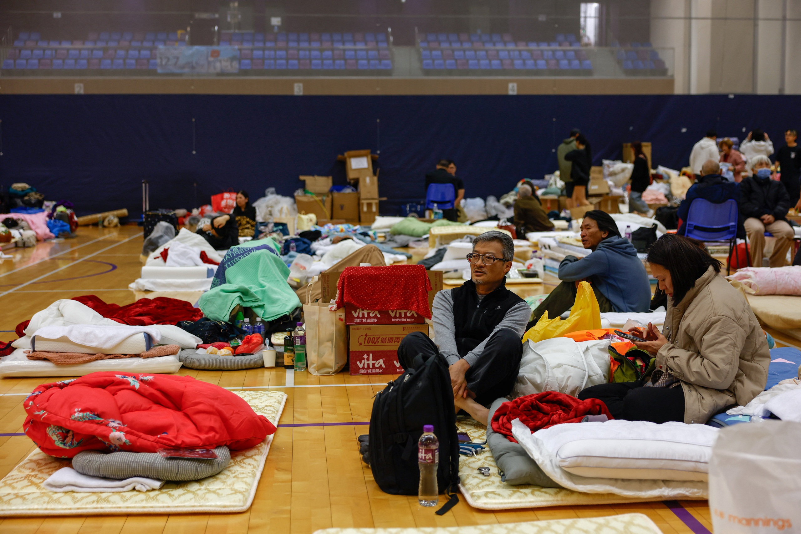 Hồng K&ocirc;ng khống chế đ&aacute;m ch&aacute;y chung cư, 65 người chết, h&agrave;ng trăm người c&ograve;n mất t&iacute;ch - Ảnh 2.