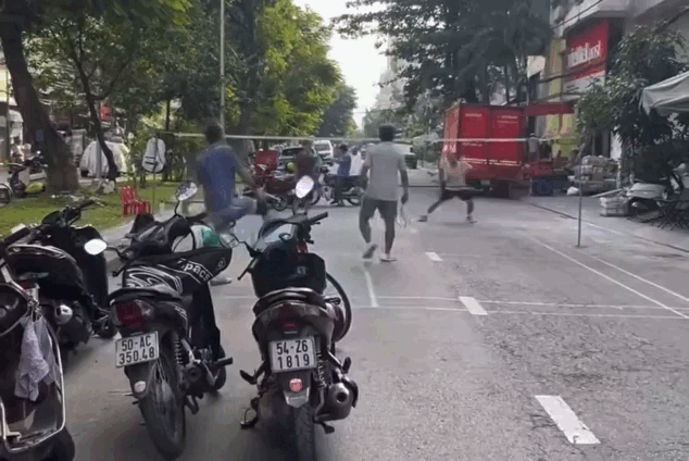 Công an TP.HCM mời làm việc nhóm người giăng lưới đánh cầu lông giữa đường- Ảnh 1. Công an TP.HCM mời làm việc nhóm người giăng lưới đánh cầu lông giữa đường- Ảnh 1.