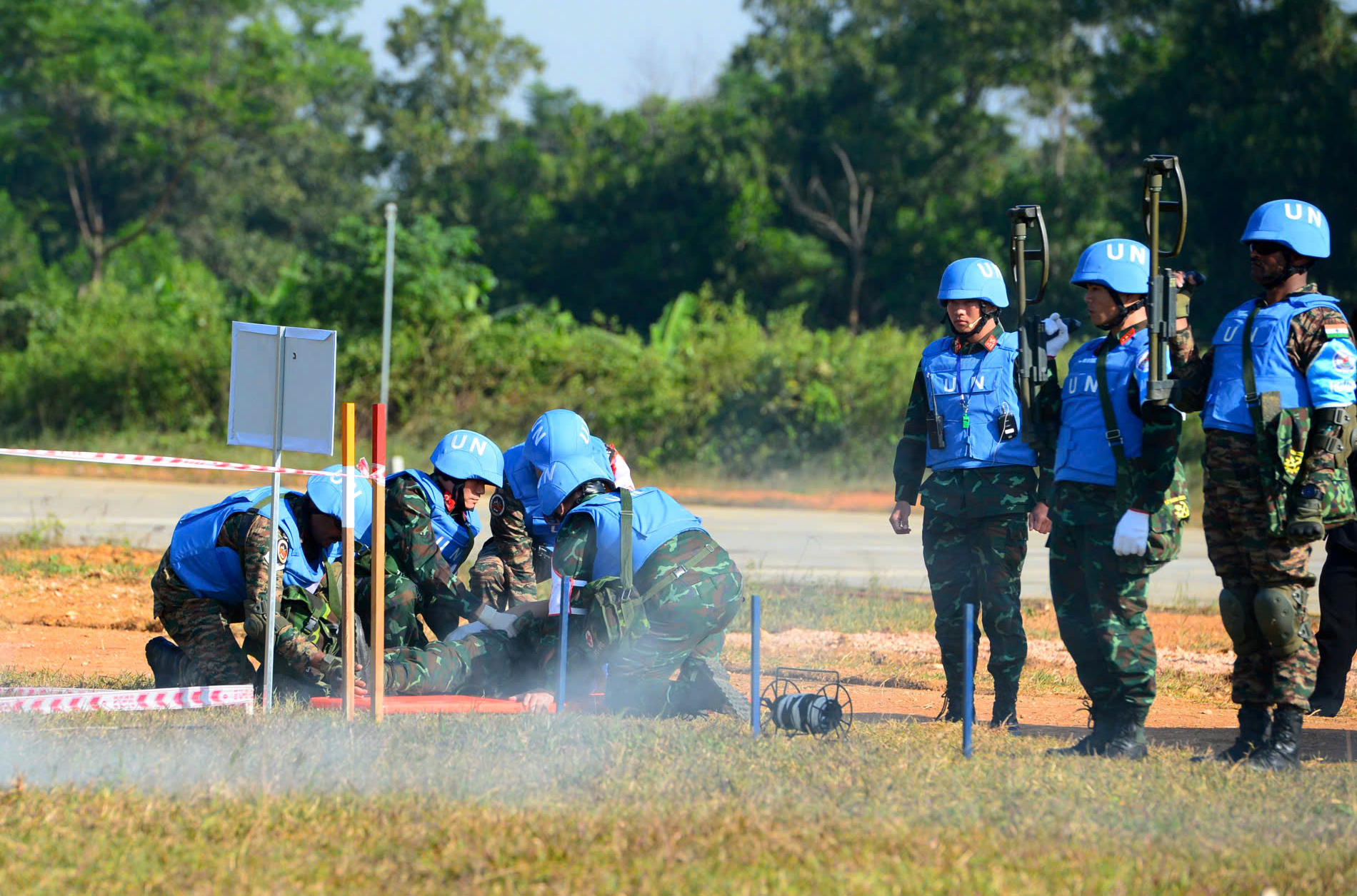 Quân đội Việt Nam - Ấn Độ diễn tập cứu trợ thảm họa động đất tại VINBAX 2025 - Ảnh 5. Quân đội Việt Nam - Ấn Độ diễn tập cứu trợ thảm họa động đất tại VINBAX 2025 - Ảnh 5.