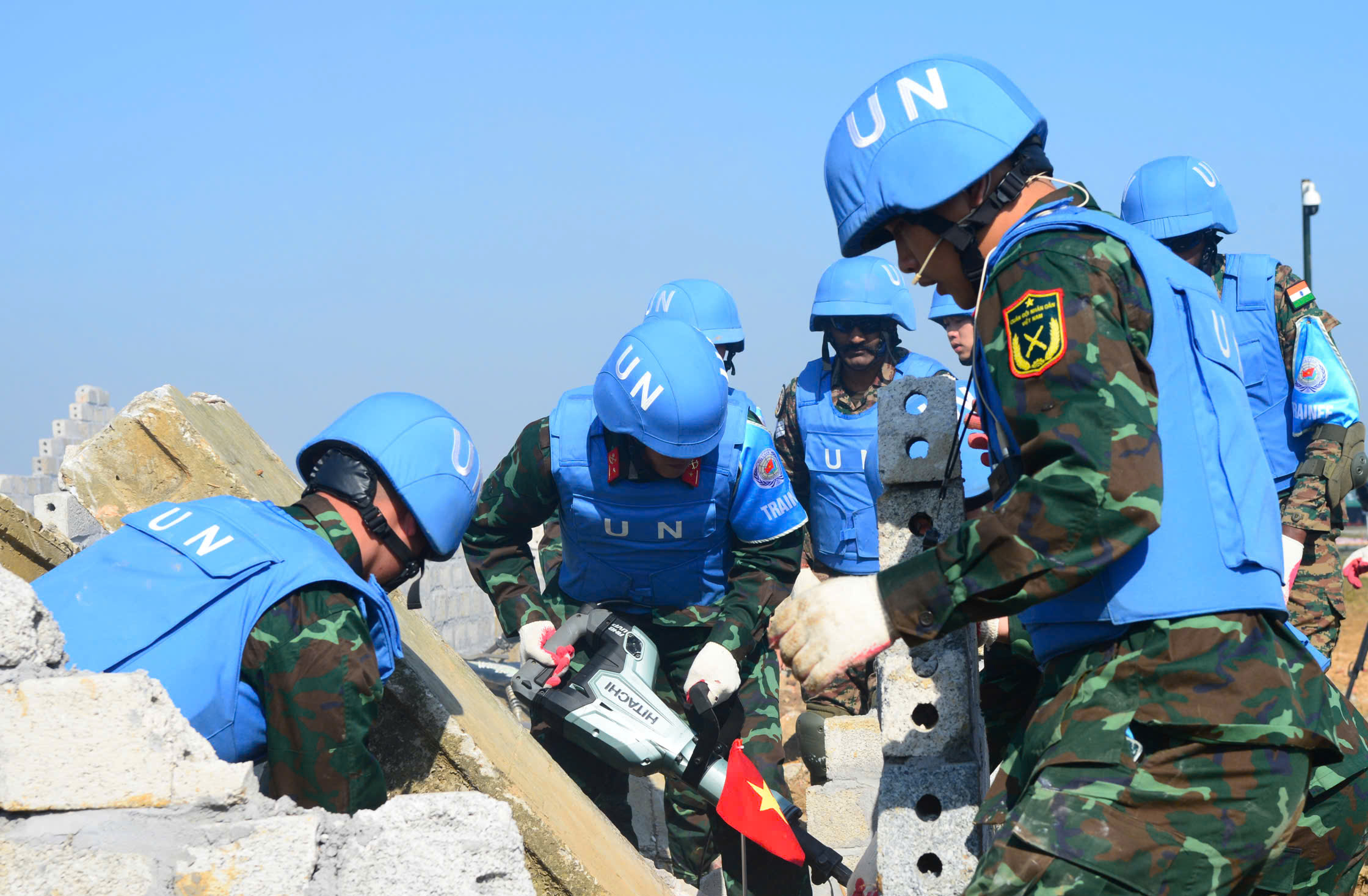 Quân đội Việt Nam - Ấn Độ diễn tập cứu trợ thảm họa động đất tại VINBAX 2025 - Ảnh 19. Quân đội Việt Nam - Ấn Độ diễn tập cứu trợ thảm họa động đất tại VINBAX 2025 - Ảnh 19.