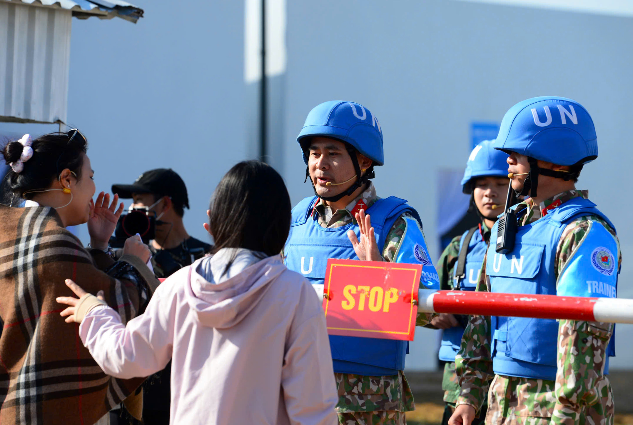 Quân đội Việt Nam - Ấn Độ diễn tập cứu trợ thảm họa động đất tại VINBAX 2025 - Ảnh 8. Quân đội Việt Nam - Ấn Độ diễn tập cứu trợ thảm họa động đất tại VINBAX 2025 - Ảnh 8.