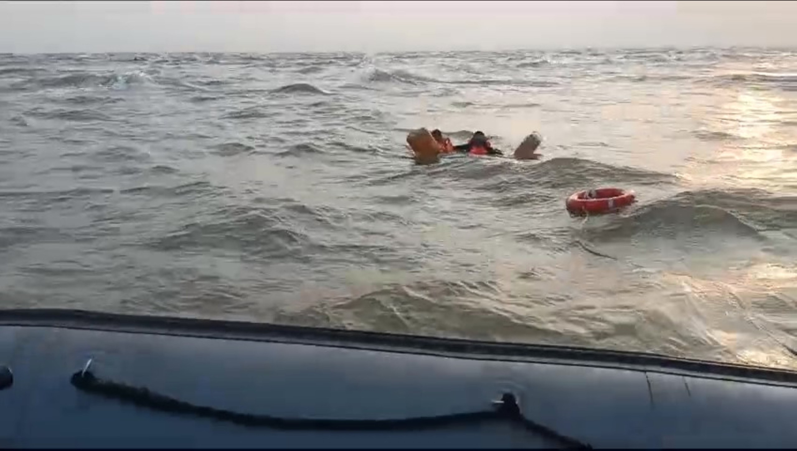 Bộ đội biên phòng Vĩnh Long cứu 2 ngư dân gặp nạn ở cửa biển Hàm Luông- Ảnh 1.