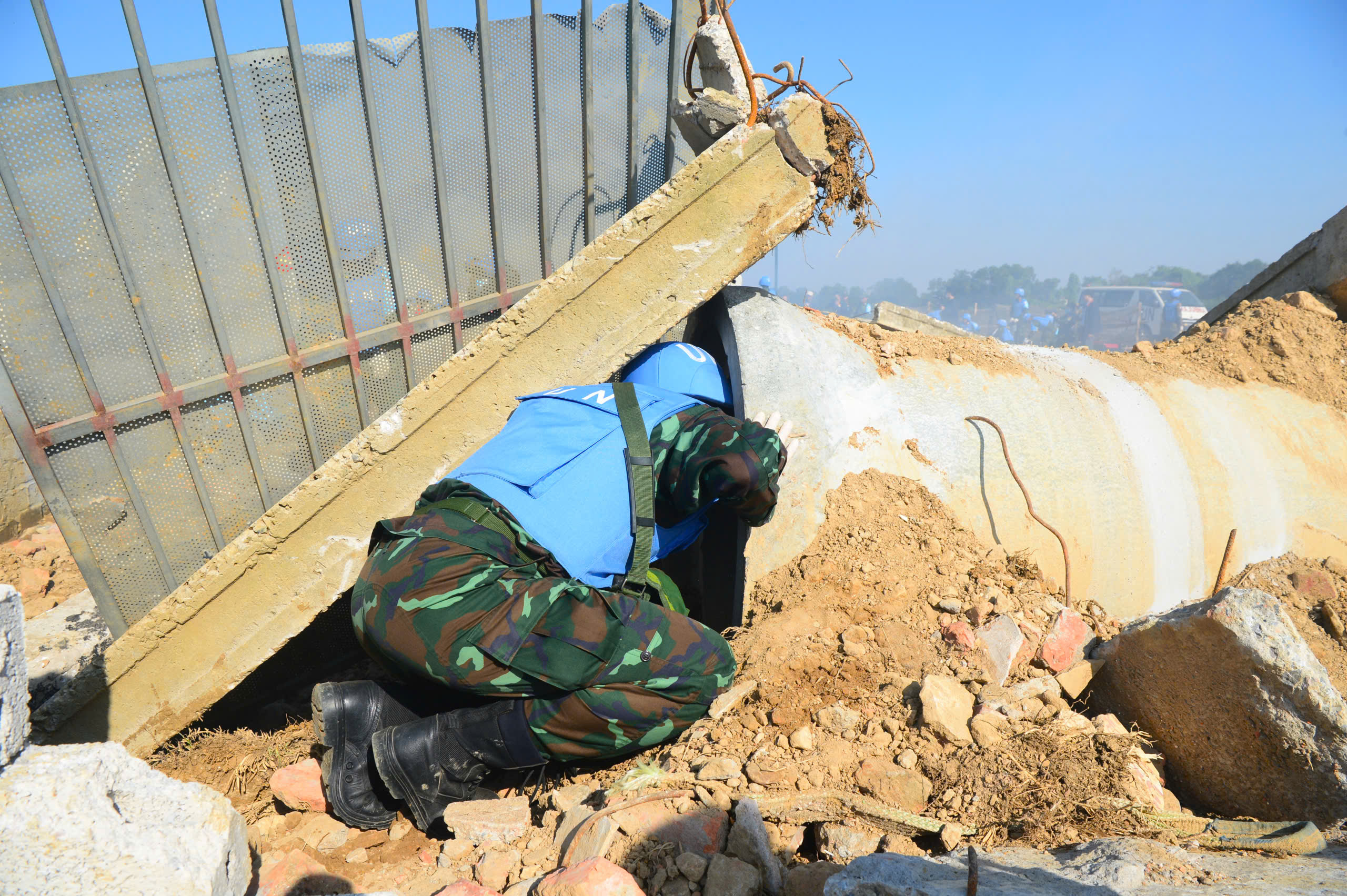 Quân đội Việt Nam - Ấn Độ diễn tập cứu trợ thảm họa động đất tại VINBAX 2025 - Ảnh 21. Quân đội Việt Nam - Ấn Độ diễn tập cứu trợ thảm họa động đất tại VINBAX 2025 - Ảnh 21.