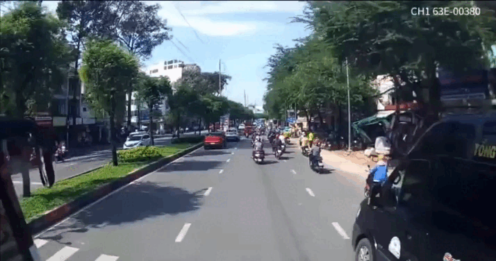 TP.HCM: Xe khách của 1 nhà xe liên tục vượt ẩu, va chạm giao thông- Ảnh 1.