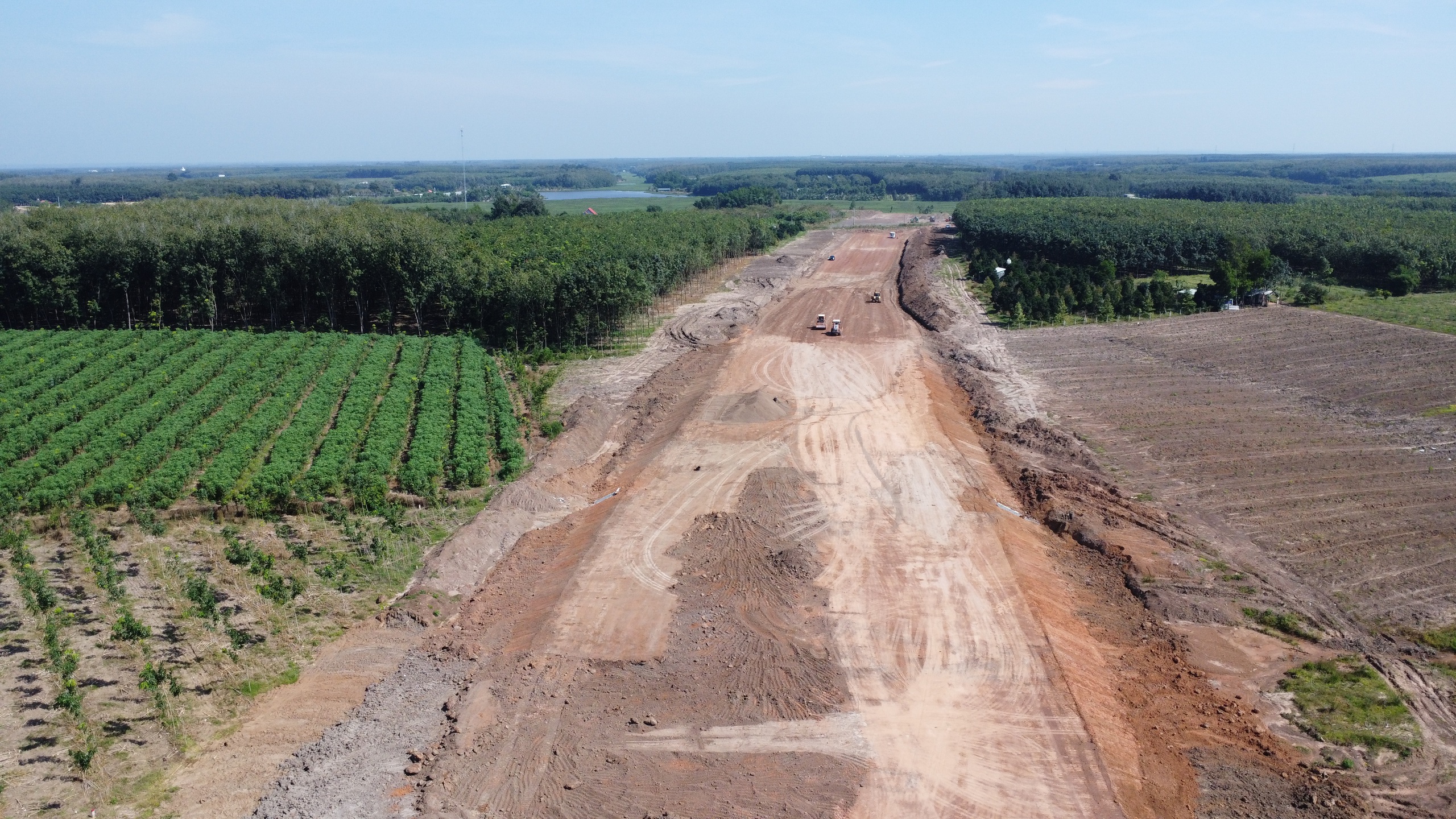Cao tốc Gia Nghĩa - Chơn Thành thi công cầm chừng do chờ mặt bằng, thiếu vật liệu- Ảnh 1.