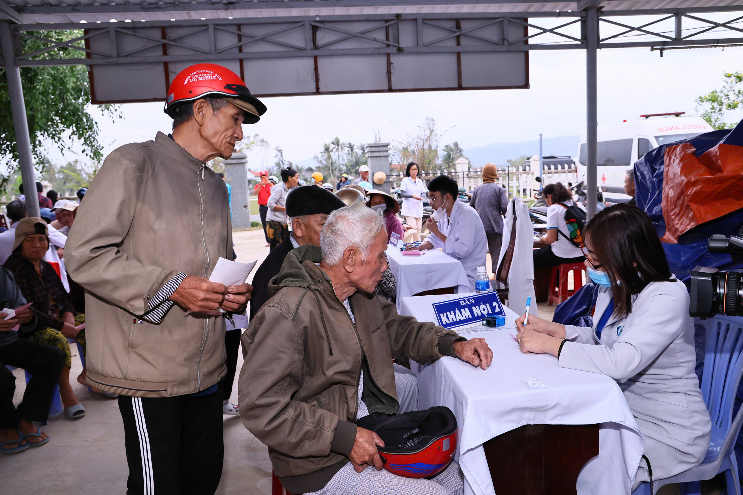 Giám đốc Sở Y tế Đồng Nai kể hành trình nghĩa tình đến vùng lũ Đắk Lắk- Ảnh 5.