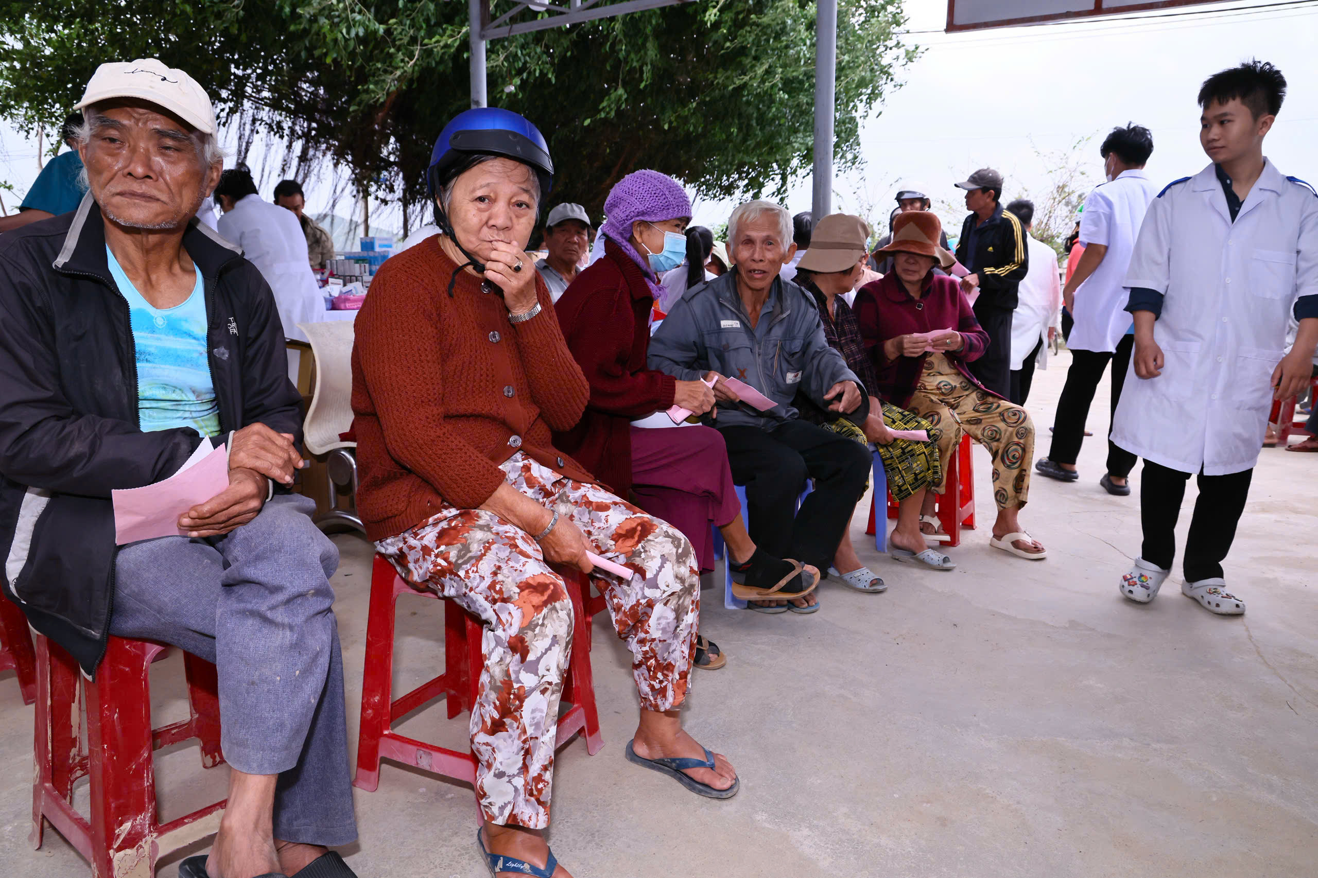 Giám đốc Sở Y tế Đồng Nai kể hành trình nghĩa tình đến vùng lũ Đắk Lắk- Ảnh 11.
