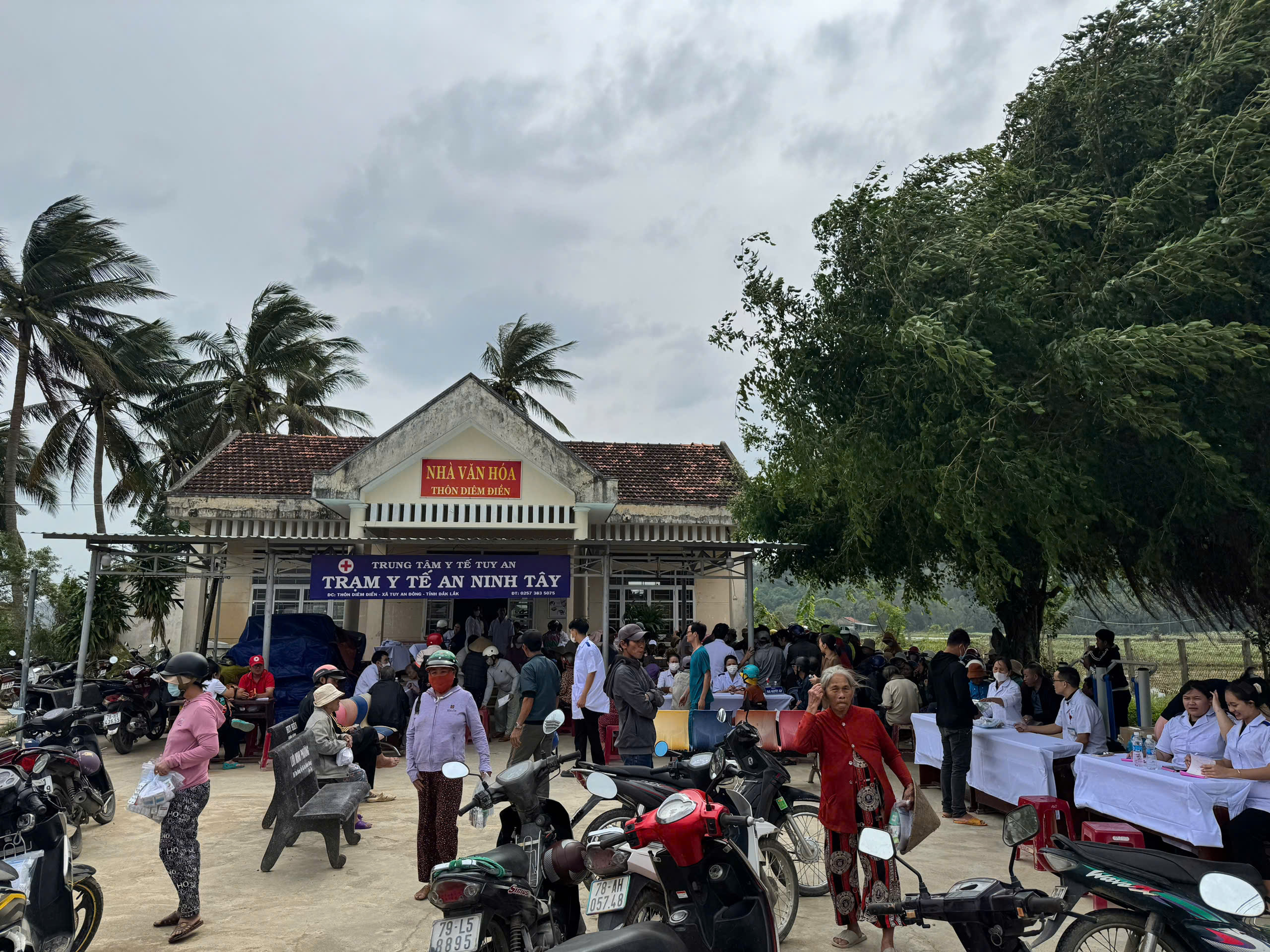 Giám đốc Sở Y tế Đồng Nai kể hành trình nghĩa tình đến vùng lũ Đắk Lắk- Ảnh 7.